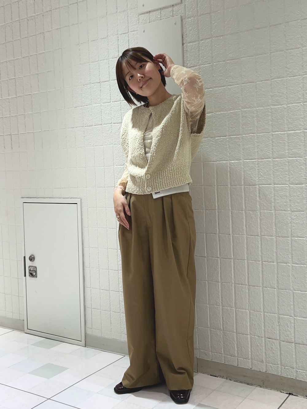 「春、オトナカジュアル、きれいめカジュアル、ベージュ、ワントーンコーデ、ベスト、レーストップス、ワイドパンツ、ローファー、KBF」｜「KBFのブークレニットベスト（ニット/セーター、ホワイト系）」を使った、みきてぃさん（レディース・157cm）の春コーディネートの1枚目の写真