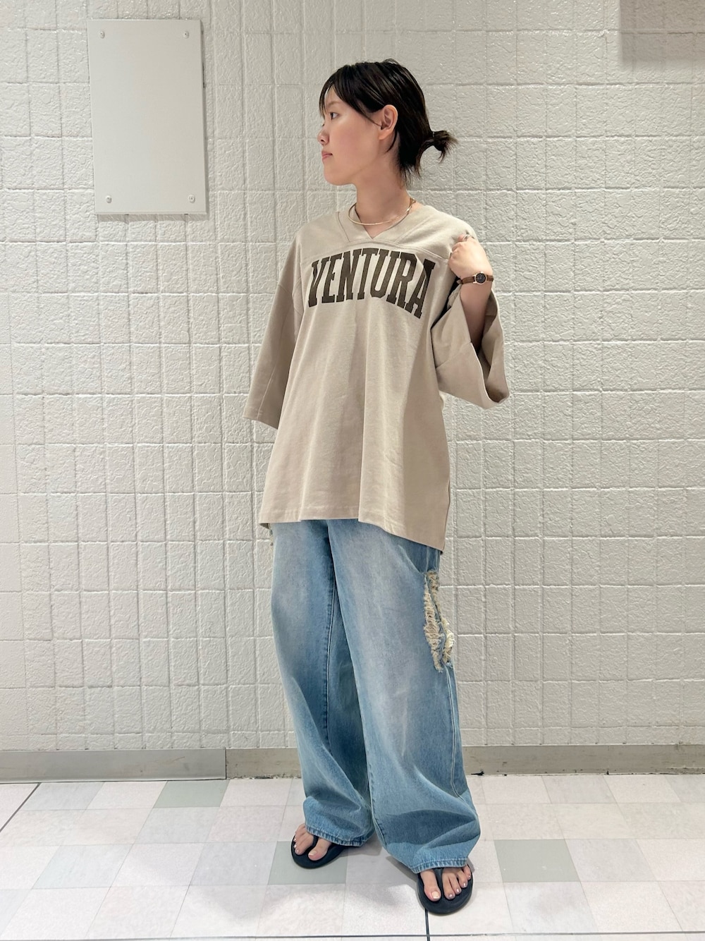 「休日スタイル、大人カジュアル、ラクチンコーデ、カジュアルコーデ、ロゴT、デニム、KBF」｜「KBFのBIGフットボールTEE（Tシャツ/カットソー、ベージュ系）」を使った、みきてぃさん（レディース・157cm）の夏コーディネートの1枚目の写真