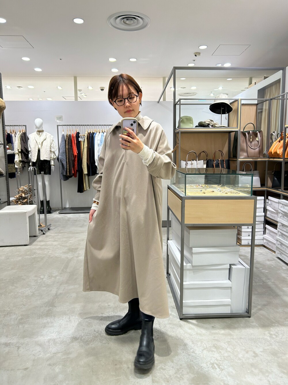 「大人カジュアル、淡色コーデ、冬ファッション、ファッションを楽しもう、ワンピース、ロングスカート、ハーフジップ」｜「URBAN RESEARCHのPASCUCCI　サイドゴアボリュームブーツ（ブーツ、ブラック系）」を使った、みきてぃさん（レディース・157cm）の冬コーディネートの1枚目の写真