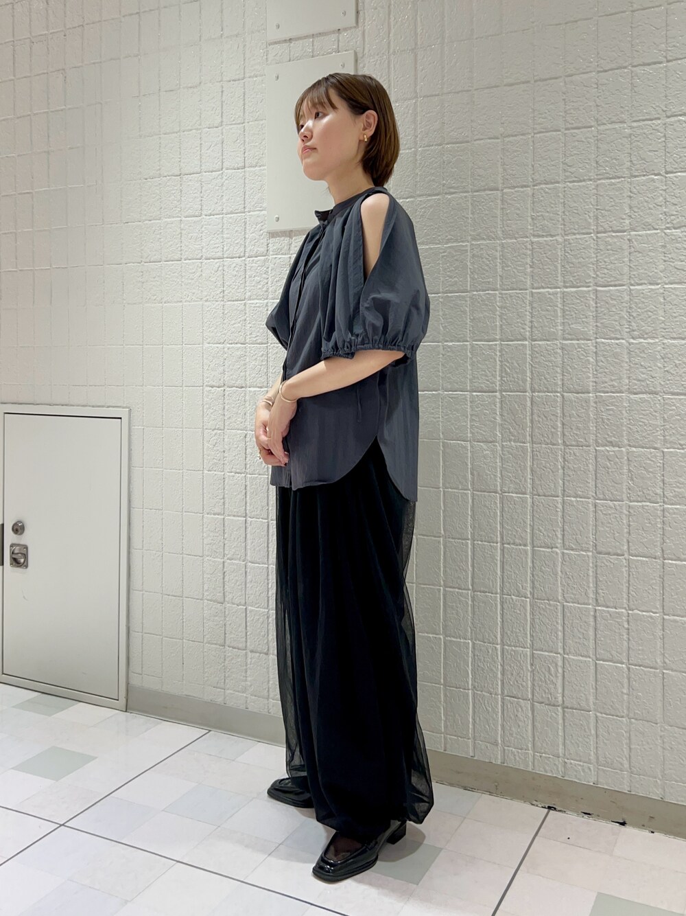 「お出かけコーデ、春夏コーデ、オトナカジュアル、シンプル、パンツコーデ、チュール、ローファー、おしゃれさんと繋がりたい、KBF」｜「KBFの2WAYスリーブブラウス（シャツ/ブラウス、グレー系）」を使った、みきてぃさん（レディース・157cm）の春コーディネートの1枚目の写真