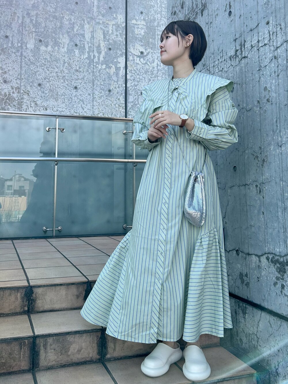 「春先取り、春カラー、カジュアルコーデ、カジュアル、ガーリー、ワンピース、ミニバッグ、ロングスカート、ファッションを楽しもう、おしゃれさんと繋がりたい、KBF」｜「KBFのボリュームソールクロッグ（その他シューズ、ホワイト系）」を使った、みきてぃさん（レディース・157cm）の冬コーディネートの1枚目の写真