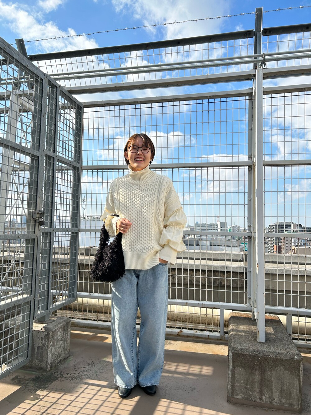 「新年一発目、あけましておめでとうございます！、お出かけコーデ、休日スタイル、ファッションを楽しもう、タートルネック、ボリューム袖、デニム、デニムパンツ、パンツコーデ、ホワイトコーデ、きれいめカジュアル、カジュアルコーデ、KBF」｜「KBFのケーブルニットポンチョ（ニット/セーター、ホワイト系）」を使った、みきてぃさん（レディース・157cm）の冬コーディネートの1枚目の写真