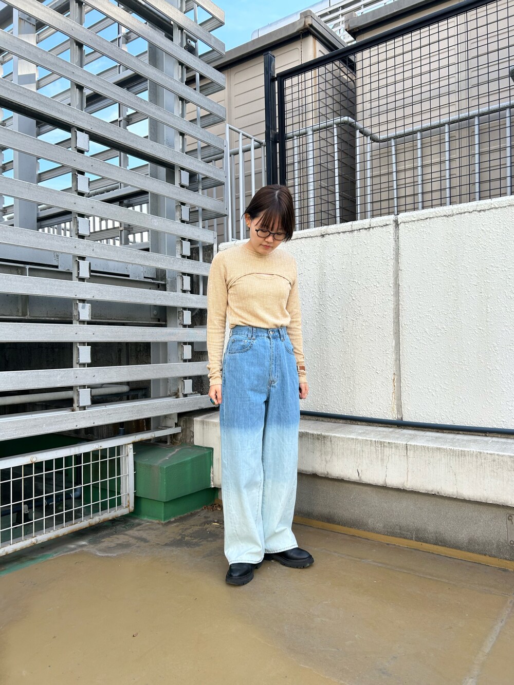 「カジュアルコーデ、ラクチンコーデ、オトナカジュアル、パンツ、パンツスタイル、デニム、デニムパンツ、ベージュ、春コーデ、春、おしゃれさんと繋がりたい、ootd、KBF」｜「KBFの2WAYフロントスリットカットソー（Tシャツ/カットソー、ベージュ系）」を使った、みきてぃさん（レディース・157cm）の冬コーディネートの1枚目の写真