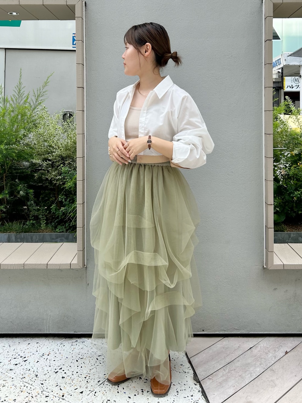 「お出かけコーデ、オトナカジュアル、チュールスカート、シャツスタイル、秋服準備はじめました、秋コーデ、秋色、KBF」｜「KBFのランダムチュールボリュームスカート（スカート、グリーン系）」を使った、みきてぃさん（レディース・157cm）の夏コーディネートの1枚目の写真