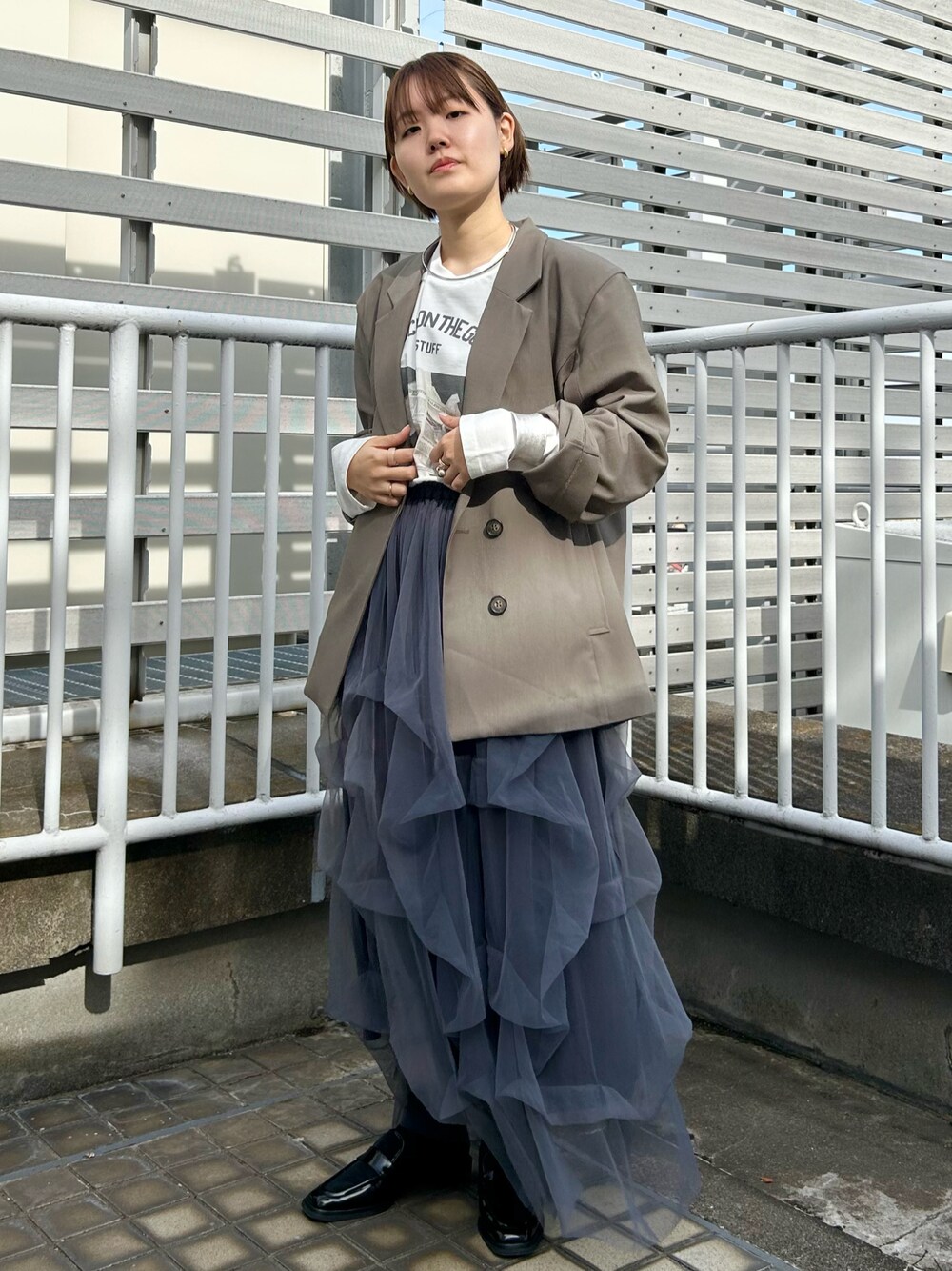 「春、カジュアルコーデ、きれいめカジュアル、おでかけコーデ、大人女子、ジャケット、テーラードジャケット、ロゴT、チュールスカート、スカート、ローファー、オケージョン、おしゃれさんと繋がりたい、KBF」｜「KBFのオープンスリーブテーラードジャケット（テーラードジャケット、ブラウン系）」を使った、みきてぃさん（レディース・157cm）の冬コーディネートの1枚目の写真