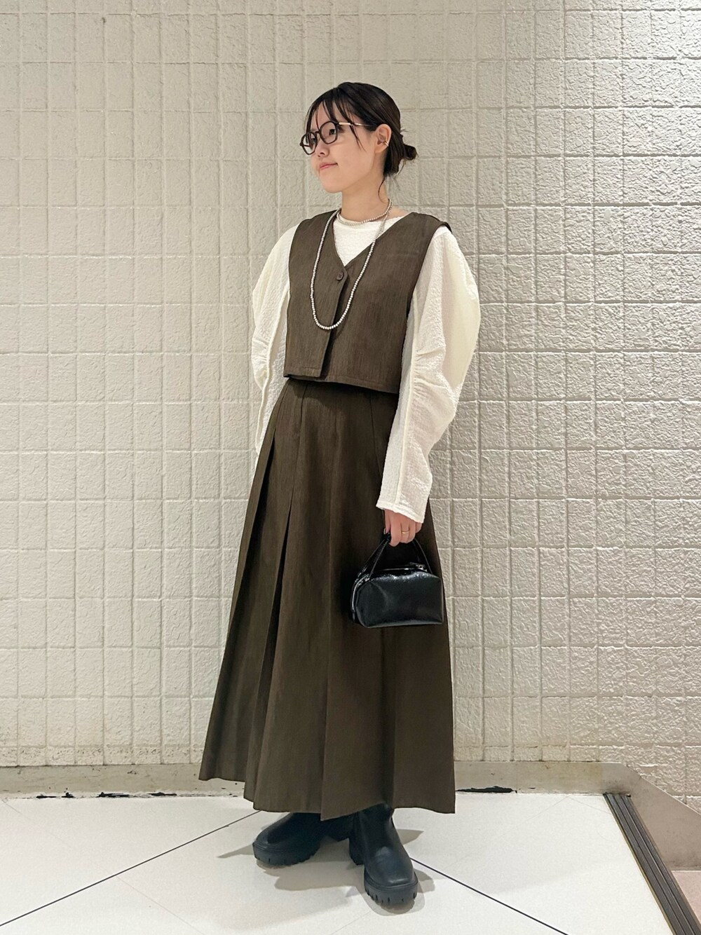 「秋コーデ、お出かけコーデ、休日スタイル、キレイめカジュアル、オトナカジュアル、オトナカワイイ、ワンピース、ブーツ、ブラウン、メガネ女子、KBF」｜「KBFのベストセパレートワンピース（ワンピース、ブラウン系）」を使った、みきてぃさん（レディース・157cm）の秋コーディネートの1枚目の写真