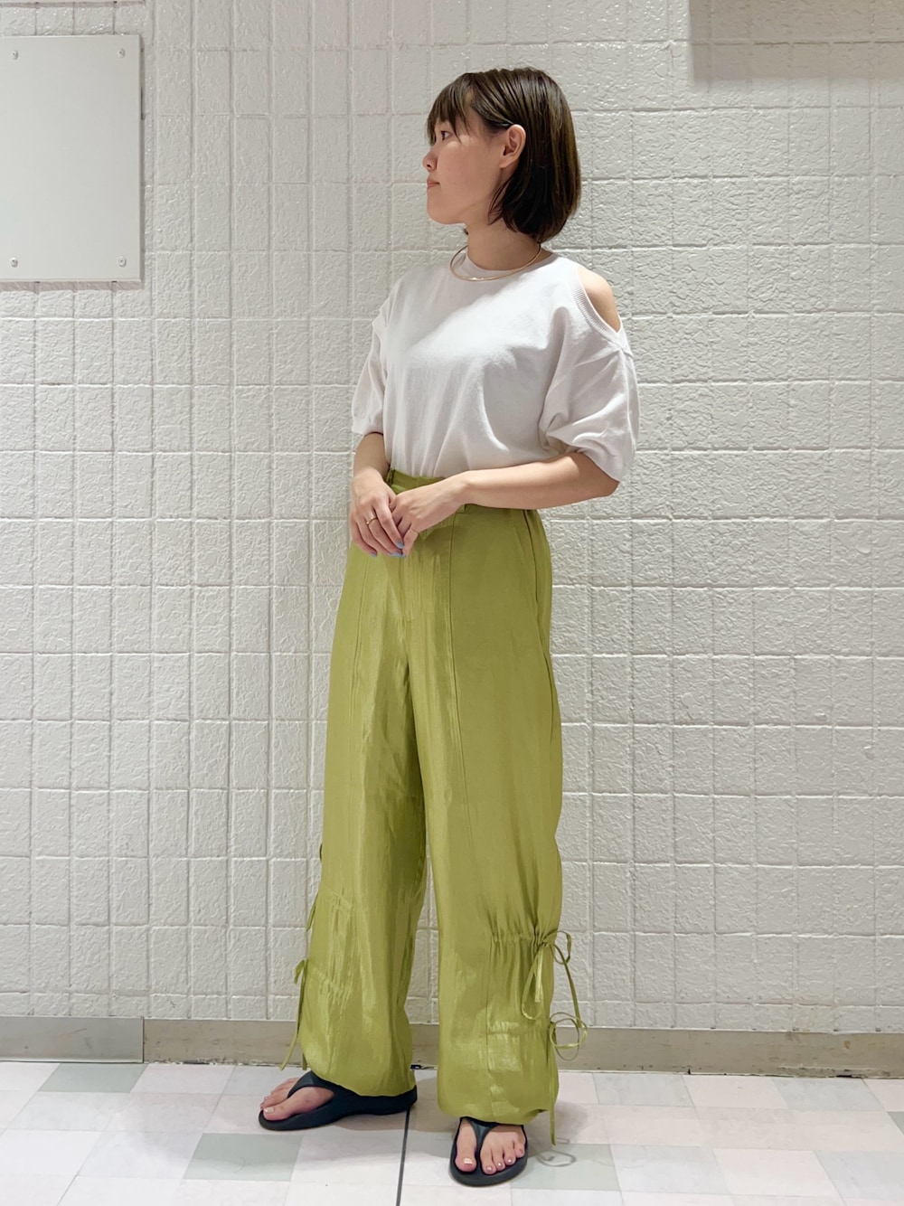「夏コーデ、夏ファッション、お出かけコーデ、休日スタイル、サマーニット、パンツスタイル、サンダル、グリーン、KBF」｜「KBFの2WAYカットアウトニット（ニット/セーター、ホワイト系）」を使った、みきてぃさん（レディース・157cm）の夏コーディネートの1枚目の写真