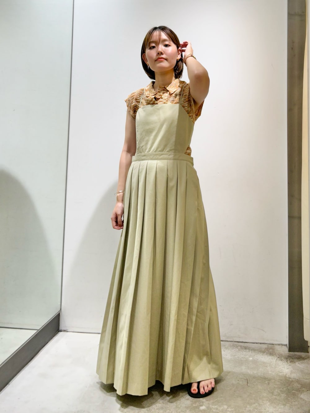 「夏コーデ、きれいめカジュアル、休日スタイル、おしゃれさんと繋がりたい、スカートスタイル、ノースリーブニット、ワンピーススタイル、KBF」｜「KBFのスリーブレスポロニット（ニット/セーター、オレンジ系）」を使った、みきてぃさん（レディース・157cm）の夏コーディネートの1枚目の写真