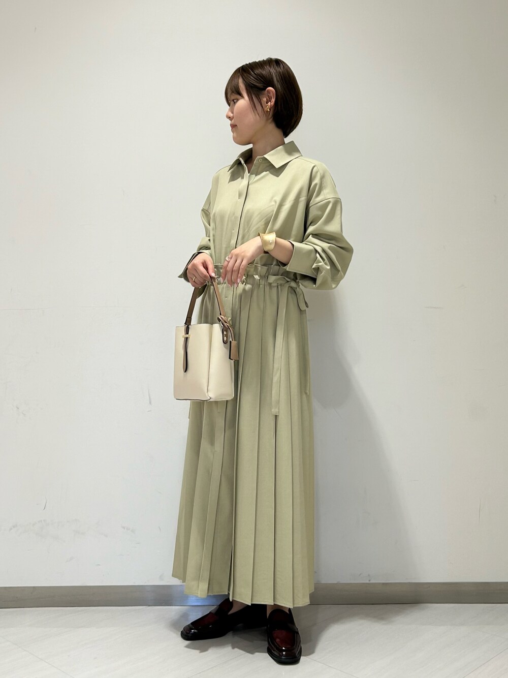「春、春カラー、春服みてみて、春ファッション、オトナカジュアル、大人かわいい、キレイめ、きれいめカジュアル、スカートスタイル、ワンピース、ロングスカート、プリーツスカート、ローファー、お洒落さんとつながりたい、KBF」｜「KBFのプリーツドッキングワンピース（ワンピース、グリーン系）」を使った、みきてぃさん（レディース・157cm）の冬コーディネートの1枚目の写真