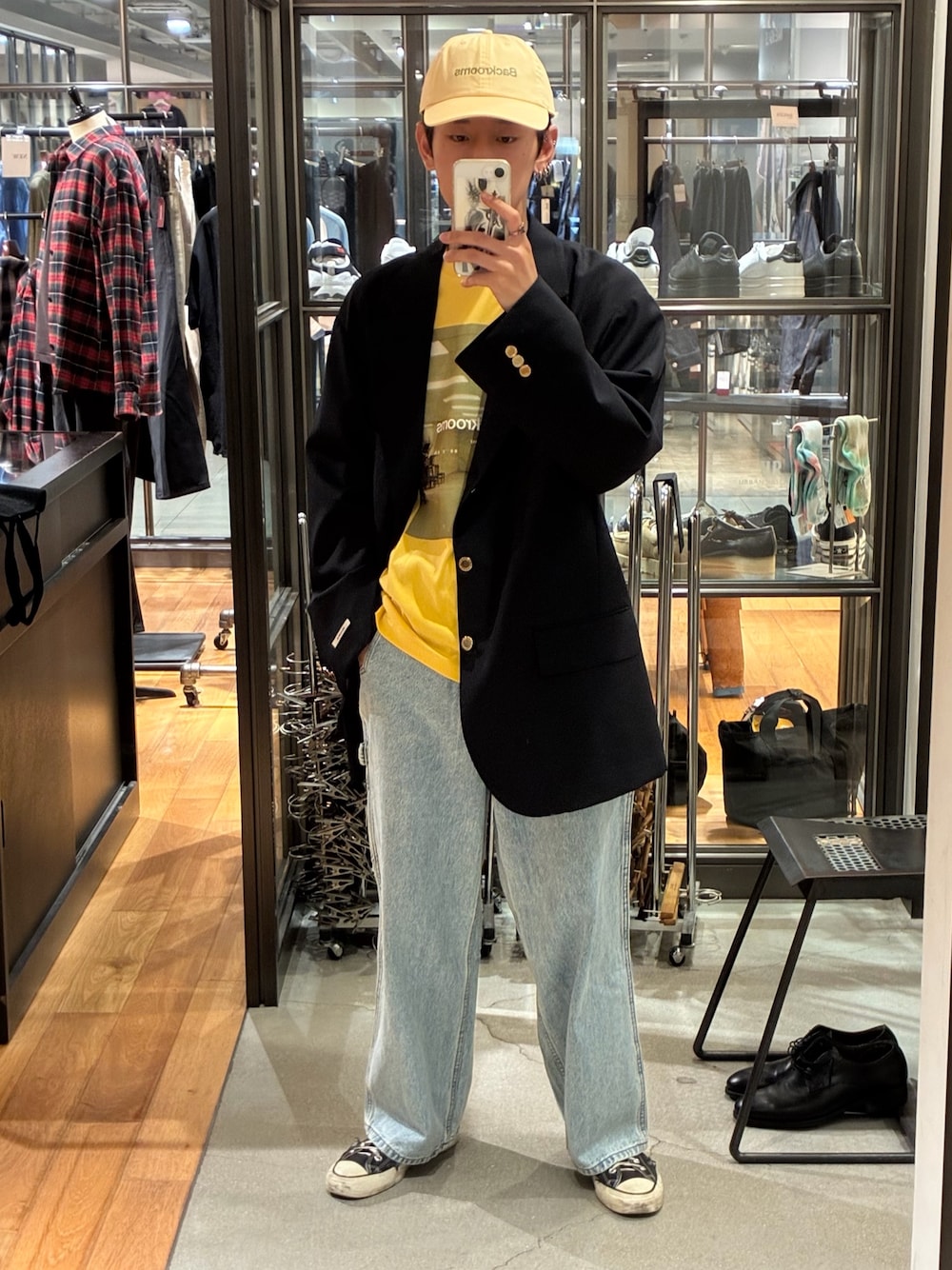 イエロー系のTシャツ/カットソー、ブルー系のデニムパンツ、ブルー系のテーラードジャケットを着用したメンズの秋コーディネートの1枚目の写真