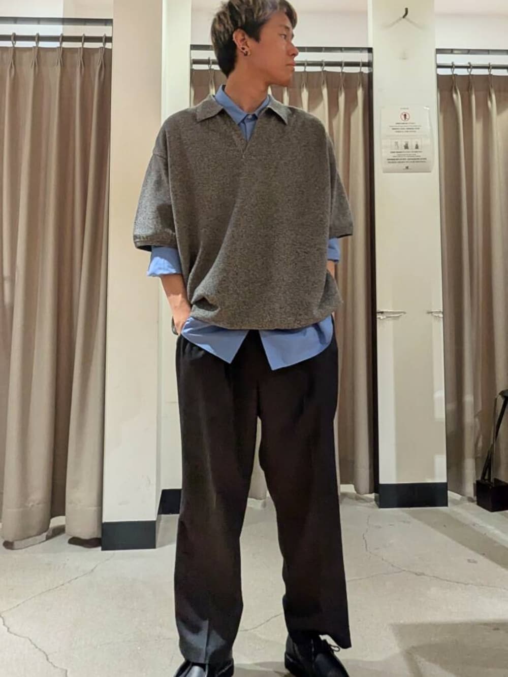 ブラック系のドレスシューズ、ブルー系のシャツ/ブラウス、グレー系のその他パンツを着用したメンズの春コーディネートの1枚目の写真