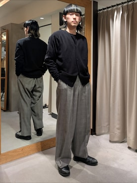 「URBAN RESEARCH（アーバンリサーチ）のSILK NOIL CARDIGAN（カーディガン/ボレロ、ブラック系）」を使った、古賀竜太郎さん（メンズ・174cm）の春コーディネート