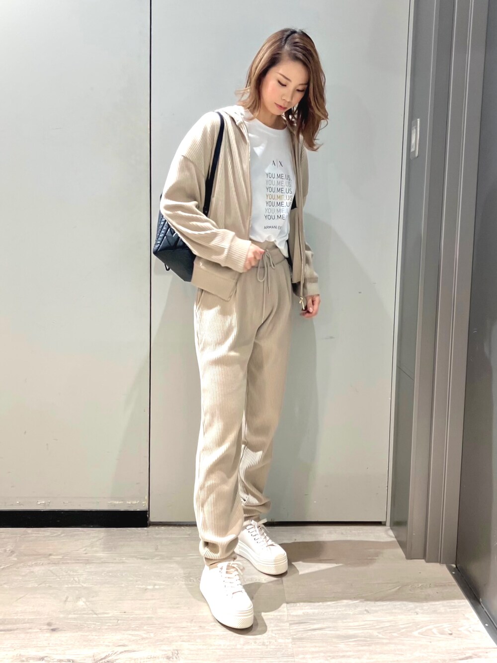 「AXchanger、アルマーニエクスチェンジ、ARMANIworld、welleg、AXchange、シンプル、カジュアルコーデ、ゆるコーデ、おしゃれさんと繋がりたい、パンツスタイル、シンプルコーデ、低身長、ベージュ、冬コーデ、ワンピース」｜「ARMANI EXCHANGEの【A|X アルマーニ エクスチェンジ】ブラッシュドリブ　ジョガーパンツ（スウェットパンツ、ベージュ系）」を使った、shima🌱エンポリオアルマーニ神戸店さん（レディース・157cm）の冬コーディネートの1枚目の写真
