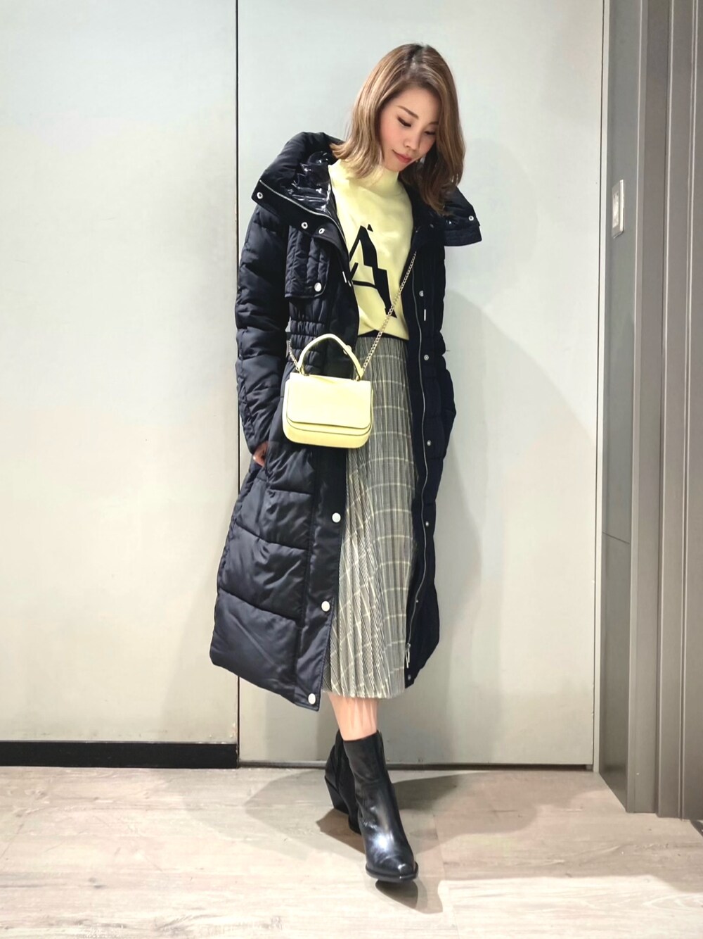「AXchanger、アルマーニエクスチェンジ、ARMANIworld、WelcomeARMANI、AXchange、冬コーデ、シンプルコーデ、おしゃれさんと繋がりたい、ビッグシルエット、大人コーデ、オトナカジュアル、いいね、save、フォローお願いします🤑、ストリート、クリスマスに着たい服、スカート」｜「ARMANI EXCHANGEの【A|X アルマーニ エクスチェンジ】ゴールドチェーン　ショルダーバッグ（ショルダーバッグ、グリーン系）」を使った、shima🌱エンポリオアルマーニ神戸店さん（レディース・157cm）の冬コーディネートの1枚目の写真