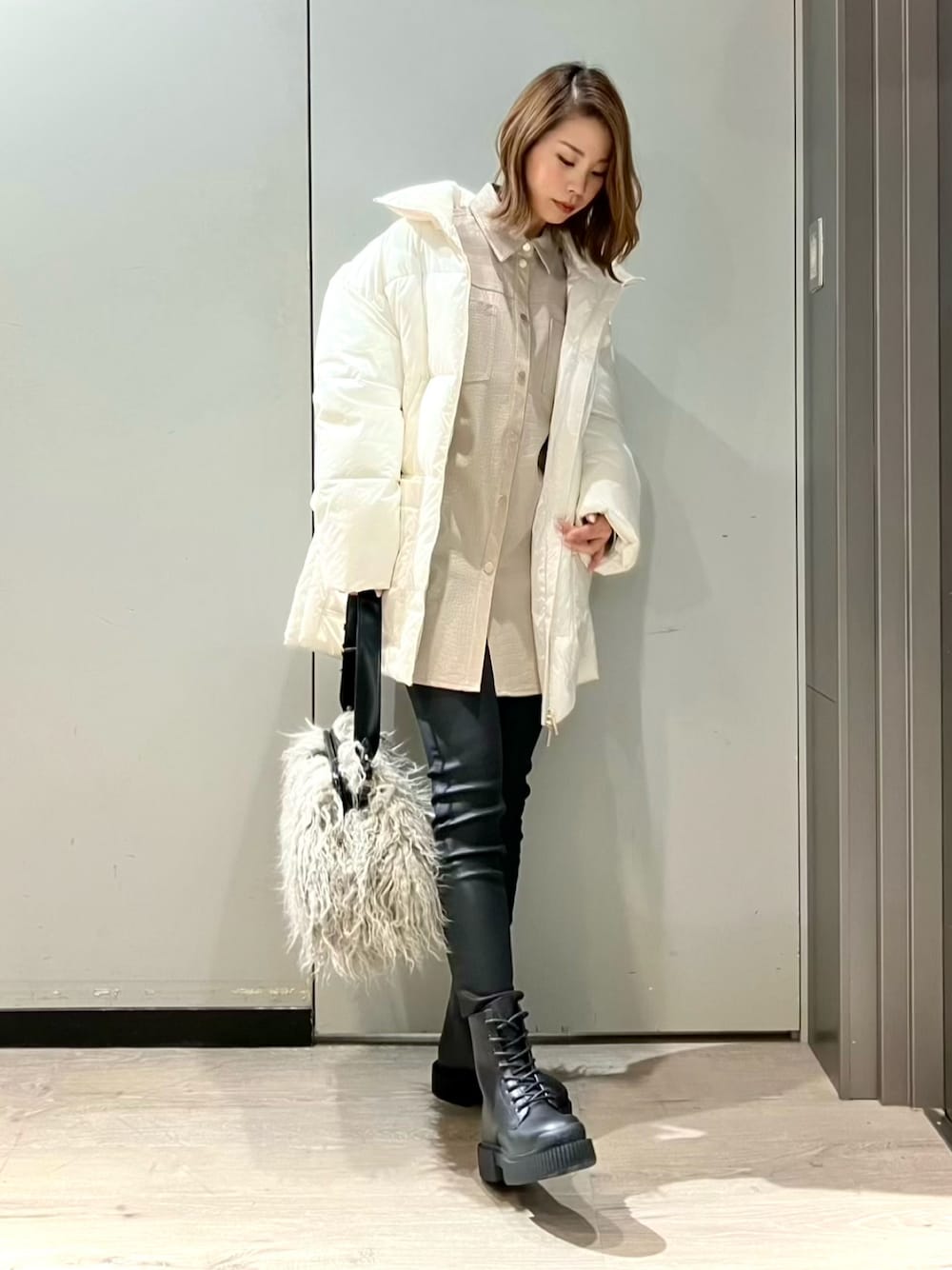「AXchanger、アルマーニエクスチェンジ、ARMANIworld、WelcomeARMANI、AXchange、クリスマスに着たい服、冬コーデ、シンプルコーデ、大人コーデ、おしゃれさんと繋がりたい、オトナカジュアル、ベージュ、いいね、save、フォローお願いします🤑、ビッグシルエット、シャツスタイル」｜「ARMANI EXCHANGEの【A|X アルマーニ エクスチェンジ】ウエストスタッツ　レザーコーティングブラックパンツ_J69 SUPER SKINNY LIFT_UP（デニムパンツ、ブラック系）」を使った、shima🌱エンポリオアルマーニ神戸店さん（レディース・157cm）の冬コーディネートの1枚目の写真