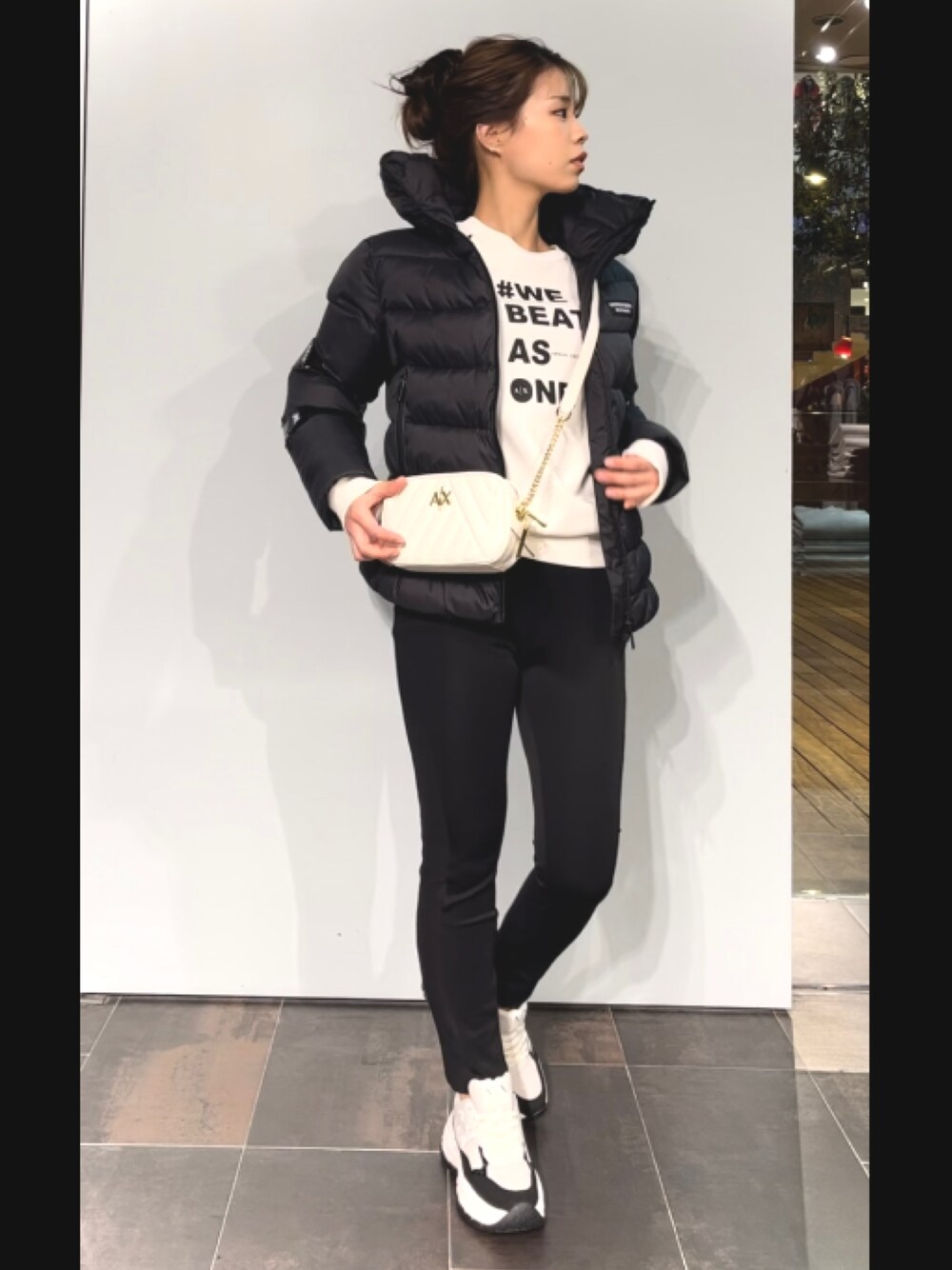 「ARMANIworld、armaniexchange、シンプルコーデ、大人かわいい、オトナカジュアル、パンツスタイル、低身長コーデ、ootd、スニーカー、ビッグシルエット、韓国ファッション、ベージュ、シンプル、おでかけコーデ、ジャケットスタイル」｜「ARMANI EXCHANGEの【A|X アルマーニ エクスチェンジ】ブラックデニムパンツ_J69 SUPER SKINNY LIFT-UP（デニムパンツ、ブラック系）」を使った、shima🌱エンポリオアルマーニ神戸店さん（レディース・157cm）の冬コーディネートの1枚目の写真