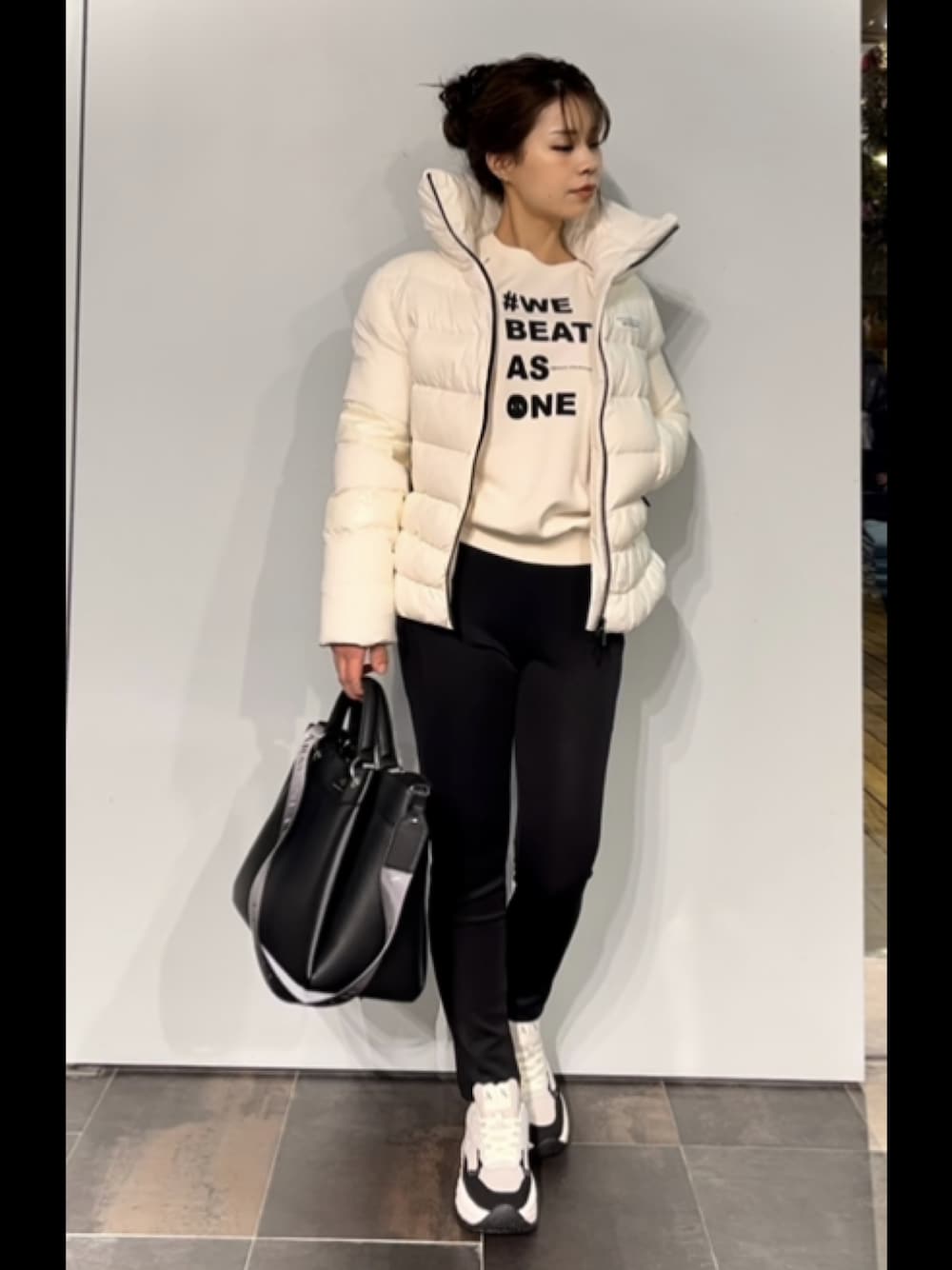 「シンプルコーデ、大人かわいい、オトナカジュアル、パンツスタイル、低身長コーデ、armaniexchange、ARMANIworld、韓国ファッション、ベージュ、シンプル、ダウンジャケット、大人コーデ、スニーカー、シンプルスタイル、楽チンコーデ」｜「ARMANI EXCHANGEの【A|X アルマーニ エクスチェンジ】ボリュームソール　レースアップスニーカー（スニーカー、ブラック系）」を使った、shima🌱エンポリオアルマーニ神戸店さん（レディース・157cm）の冬コーディネートの1枚目の写真