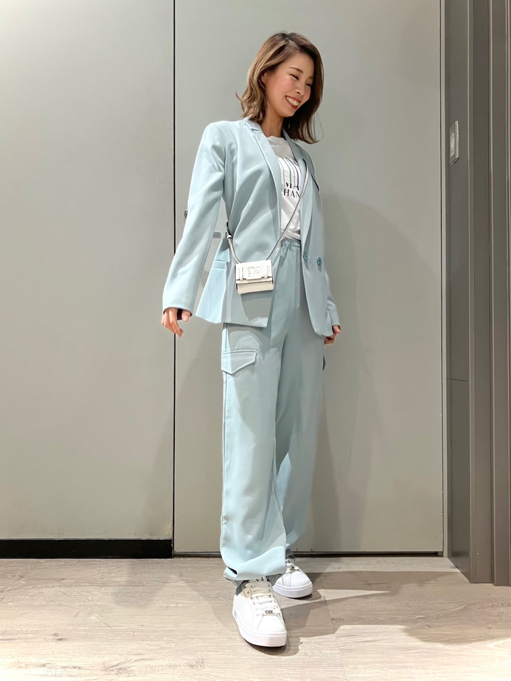 「AXchanger、アルマーニエクスチェンジ、ARMANIworld、WelcomeARMANI、AXchange、大人カジュアル、シンプルコーデ、きれいめカジュアル、ラフ、ママコーデ、服とコスメでなりたい自分に、レイヤードスタイル、ootd、秋コーデ、ワイドパンツ」｜「ARMANI EXCHANGEの【A|X アルマーニ エクスチェンジ】ポケットデザイン　カーゴパンツ（カーゴパンツ、ブルー系）」を使った、shima🌱エンポリオアルマーニ神戸店さん（レディース・157cm）の冬コーディネートの1枚目の写真