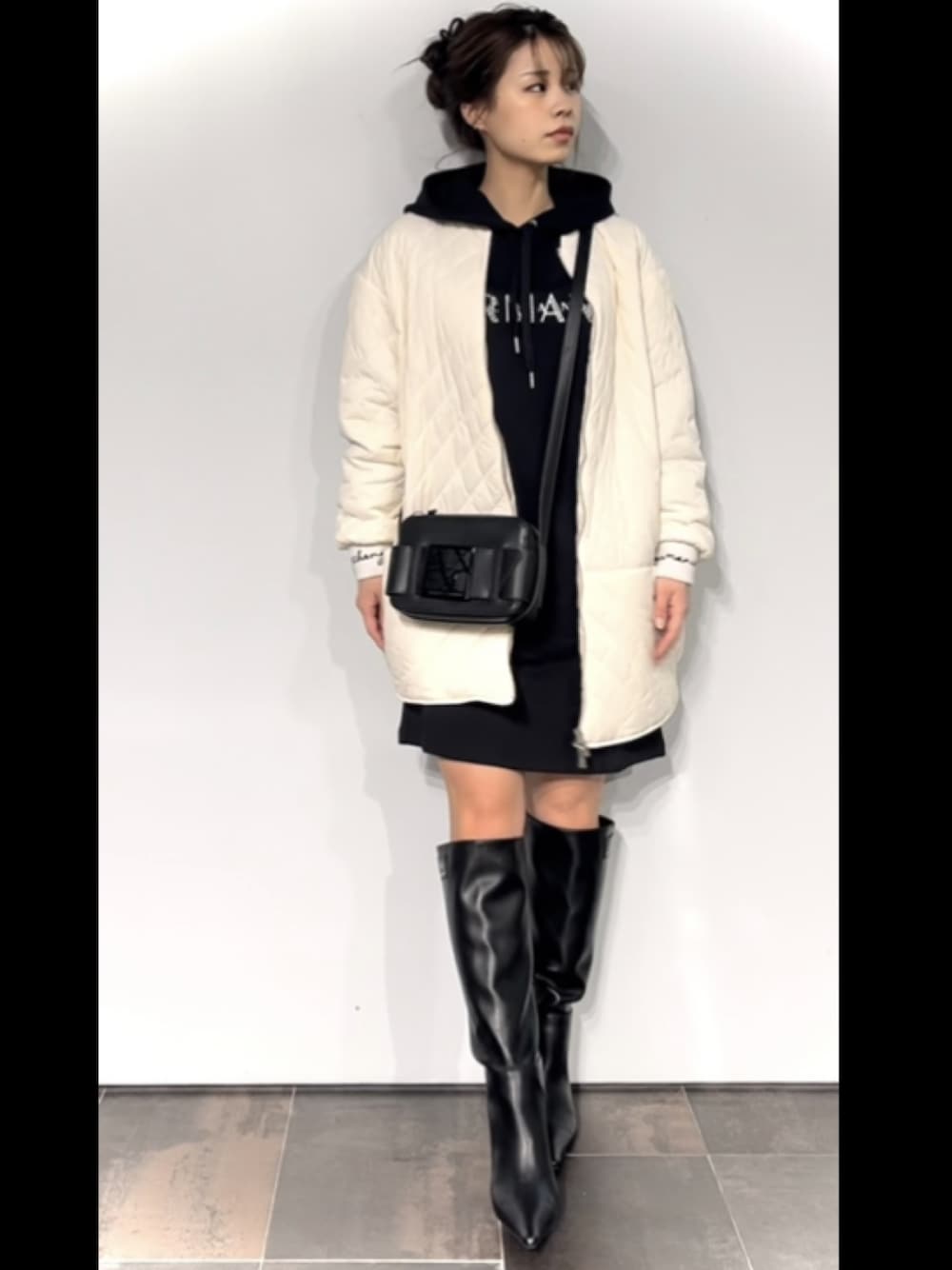 「ARMANIworld、armaniexchange、大人カジュアル、お出かけコーデ、シンプルコーデ、ブーツ、ベージュ、ootd、シンプル、シンプルスタイル、ワンピース、お洒落さんとつながりたい、大人コーデ、キレイめ、ロングコート」｜「ARMANI EXCHANGEの【A|X アルマーニ エクスチェンジ】デザインロゴ　フード付きスウェットワンピース（ワンピース、ブラック系）」を使った、shima🌱エンポリオアルマーニ神戸店さん（レディース・157cm）の冬コーディネートの1枚目の写真