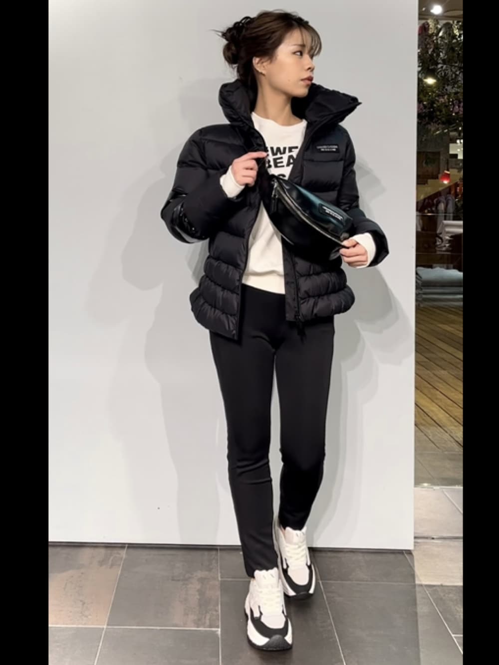「armaniexchange、ARMANIworld、休日スタイル、シンプルコーデ、オトナカジュアル、シンプル、ootd、スニーカー、ベージュ、今日のコーデ、パーカー、淡色コーデ、ビッグシルエット、ストリート、お出かけコーデ」｜「ARMANI EXCHANGEの【A|X アルマーニ エクスチェンジ】ジャージー　ジョガーパンツ（スウェットパンツ、ブラック系）」を使った、shima🌱エンポリオアルマーニ神戸店さん（レディース・157cm）の冬コーディネートの1枚目の写真