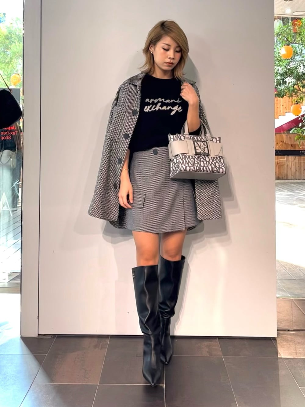 「armaniexchange、ARMANIworld、ARMANIEXCHANGE、休日スタイル、お出かけコーデ、オトナカジュアル、着回しコーデ、きれいめカジュアル、シンプル、デニム、いいね、save、フォローお願いします🤑、ミニバッグ、オトナ女子、スウェット、スカート」｜「ARMANI EXCHANGEの【A|X アルマーニ エクスチェンジ】ロゴニットプルオーバー（ニット/セーター、ブラック系）」を使った、shima🌱エンポリオアルマーニ神戸店さん（レディース・157cm）の秋コーディネートの1枚目の写真