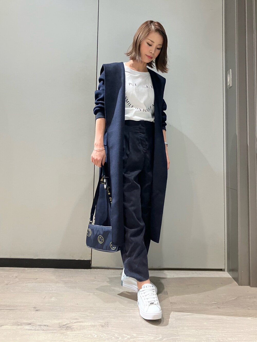 「スマイル、AXSmiley、カーディガン、ワントーンコーデ、ビッグシルエット、シンプル、カジュアル、AXsmiley、パンツスタイル、smiley、armaniexchange、アルマーニエクスチェンジ、AXchanger、AXchange、秋コーデ」｜「ARMANI EXCHANGEの【A|X アルマーニ エクスチェンジ】SMILEY　ロゴデザイン　半袖クルーネックTシャツ/REGULAR（Tシャツ/カットソー、ホワイト系）」を使った、shima🌱エンポリオアルマーニ神戸店さん（レディース・157cm）の秋コーディネートの1枚目の写真