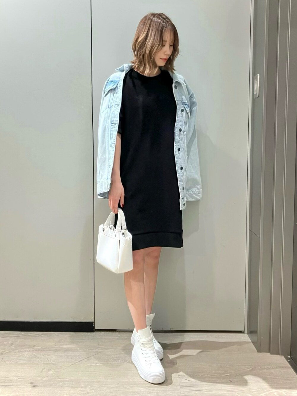 「ALL DAY ACTIVE、AXchanger、アルマーニエクスチェンジ、ARMANIworld、WelcomeARMANI、AXchange、春服デビュー宣言、シンプル、カジュアルコーデ、ラクチンコーデ、休日スタイル、低身長、ラフ、いいね、save、フォローお願いします🤑、シンプルコーデ」｜「ARMANI EXCHANGEの【A|X アルマーニ エクスチェンジ】WAVE　A|Xロゴ　ミニハンドバッグ（ハンドバッグ、ホワイト系）」を使った、shima🌱エンポリオアルマーニ神戸店さん（レディース・157cm）の春コーディネートの1枚目の写真