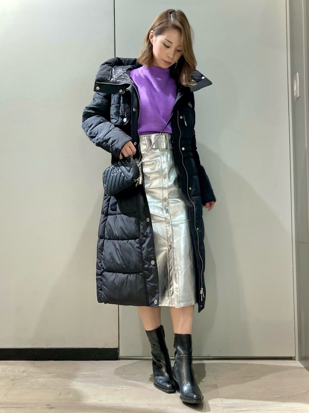「AXchanger、アルマーニエクスチェンジ、ARMANIworld、WelcomeARMANI、AXchange、シンプルコーデ、お洒落さんとつながりたい、オトナ女子、きれいめカジュアル、カジュアルコーデ、冬コーデ、おしゃれさんと繋がりたい、冬のコーデ、シンプル、スカート」｜「ARMANI EXCHANGEの【A|X アルマーニ エクスチェンジ】半袖モックネックニット（ニット/セーター、パープル系）」を使った、shima🌱エンポリオアルマーニ神戸店さん（レディース・157cm）の冬コーディネートの1枚目の写真