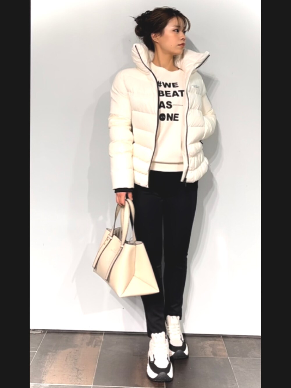 「armaniexchange、ARMANIworld、シンプルコーデ、オトナカジュアル、パンツスタイル、大人コーデ、楽チンコーデ、ビッグシルエット、ベージュ、韓国ファッション、シャツスタイル、シンプル、スニーカー、淡色コーデ、低身長コーデ」｜「ARMANI EXCHANGEの【A|X アルマーニ エクスチェンジ】ジャージー　ジョガーパンツ（スウェットパンツ、ブラック系）」を使った、shima🌱エンポリオアルマーニ神戸店さん（レディース・157cm）の冬コーディネートの1枚目の写真