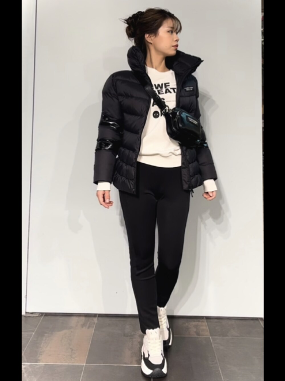 「armaniexchange、ARMANIworld、シンプルコーデ、オトナカジュアル、パンツスタイル、大人コーデ、デニム、休日スタイル、楽チンコーデ、淡色コーデ、リラックススタイル、ootd、ストリートコーデ、カジュアルコーデ、カジュアル」｜「ARMANI EXCHANGEの【A|X アルマーニ エクスチェンジ】ジャージー　ジョガーパンツ（スウェットパンツ、ブラック系）」を使った、shima🌱エンポリオアルマーニ神戸店さん（レディース・157cm）の冬コーディネートの1枚目の写真