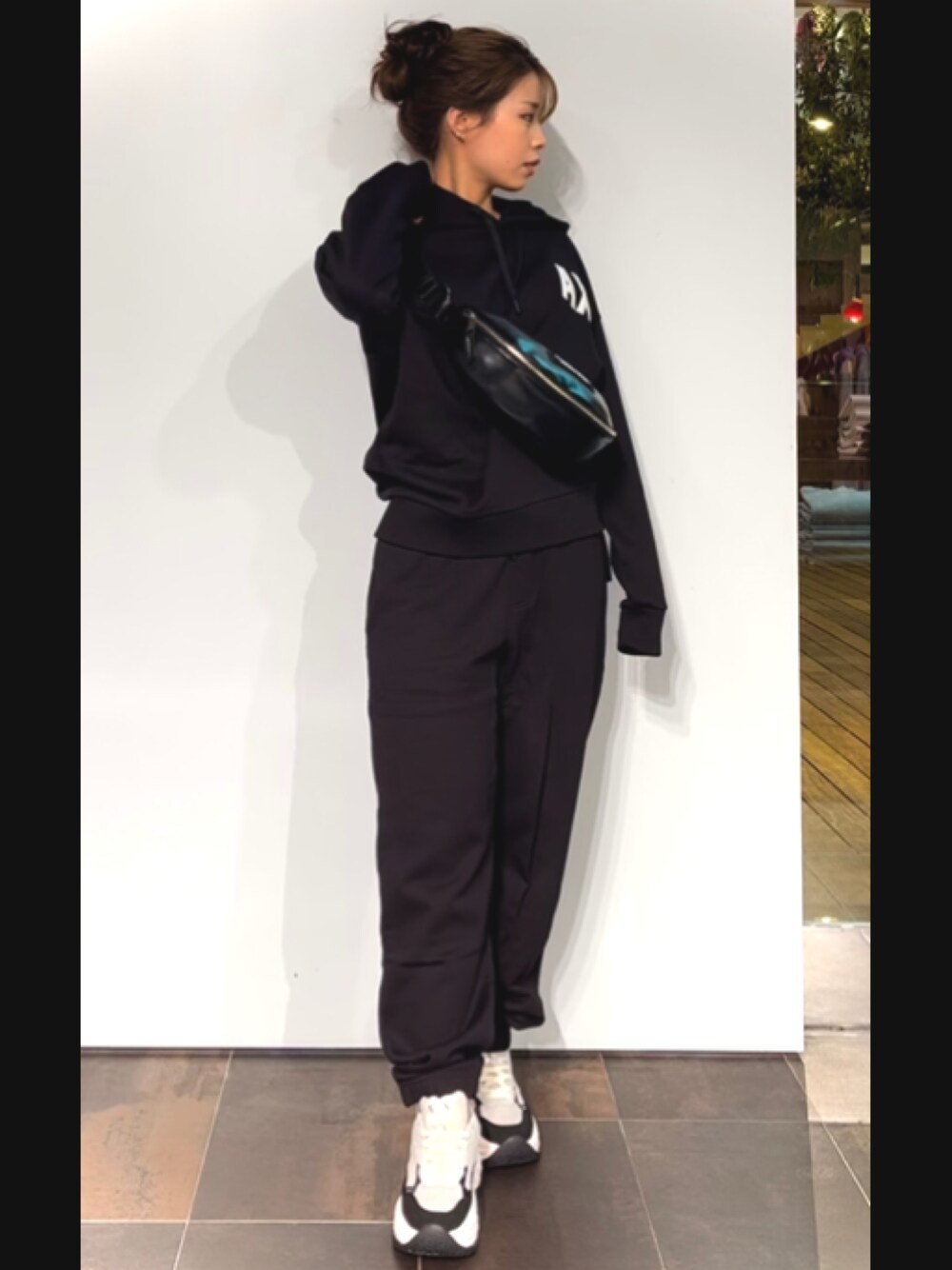 「armaniexchange、休日スタイル、シンプルスタイル、オトナ女子、カジュアルコーデ、パンツスタイル、スニーカー、ゆるコーデ、モノトーン、オーバーサイズ、オトナカジュアル、大人女子、ARMANIworld、スウェット、シンプルコーデ」｜「ARMANI EXCHANGEの【A|X アルマーニ エクスチェンジ】AXロゴ ジョガーパンツ (UNISEX CAPSULE)（スウェットパンツ、ブラック系）」を使った、shima🌱エンポリオアルマーニ神戸店さん（レディース・157cm）の冬コーディネートの1枚目の写真