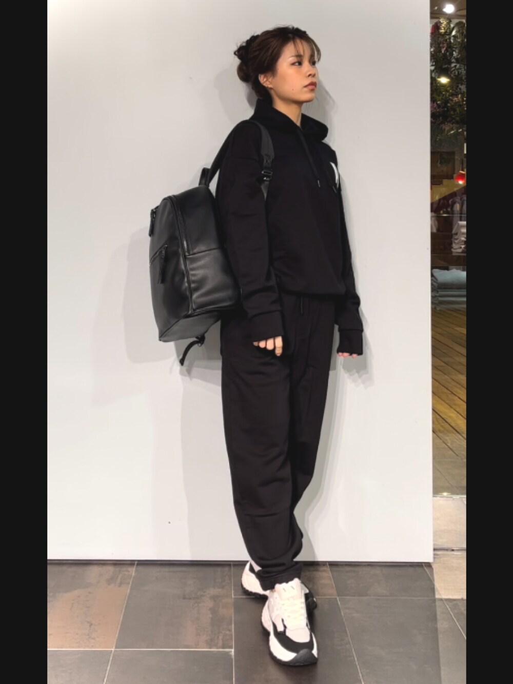 「休日スタイル、ARMANIworld、armaniexchange、カジュアルコーデ、オトナ女子、スニーカー、モノトーン、ゆるコーデ、キレイめ、スウェットパンツ、オトナカジュアル、オーバーサイズ、チェック、お出かけコーデ、あったかコーデ」｜「ARMANI EXCHANGEの【A|X アルマーニ エクスチェンジ】AXロゴ ジョガーパンツ (UNISEX CAPSULE)（スウェットパンツ、ブラック系）」を使った、shima🌱エンポリオアルマーニ神戸店さん（レディース・157cm）の冬コーディネートの1枚目の写真