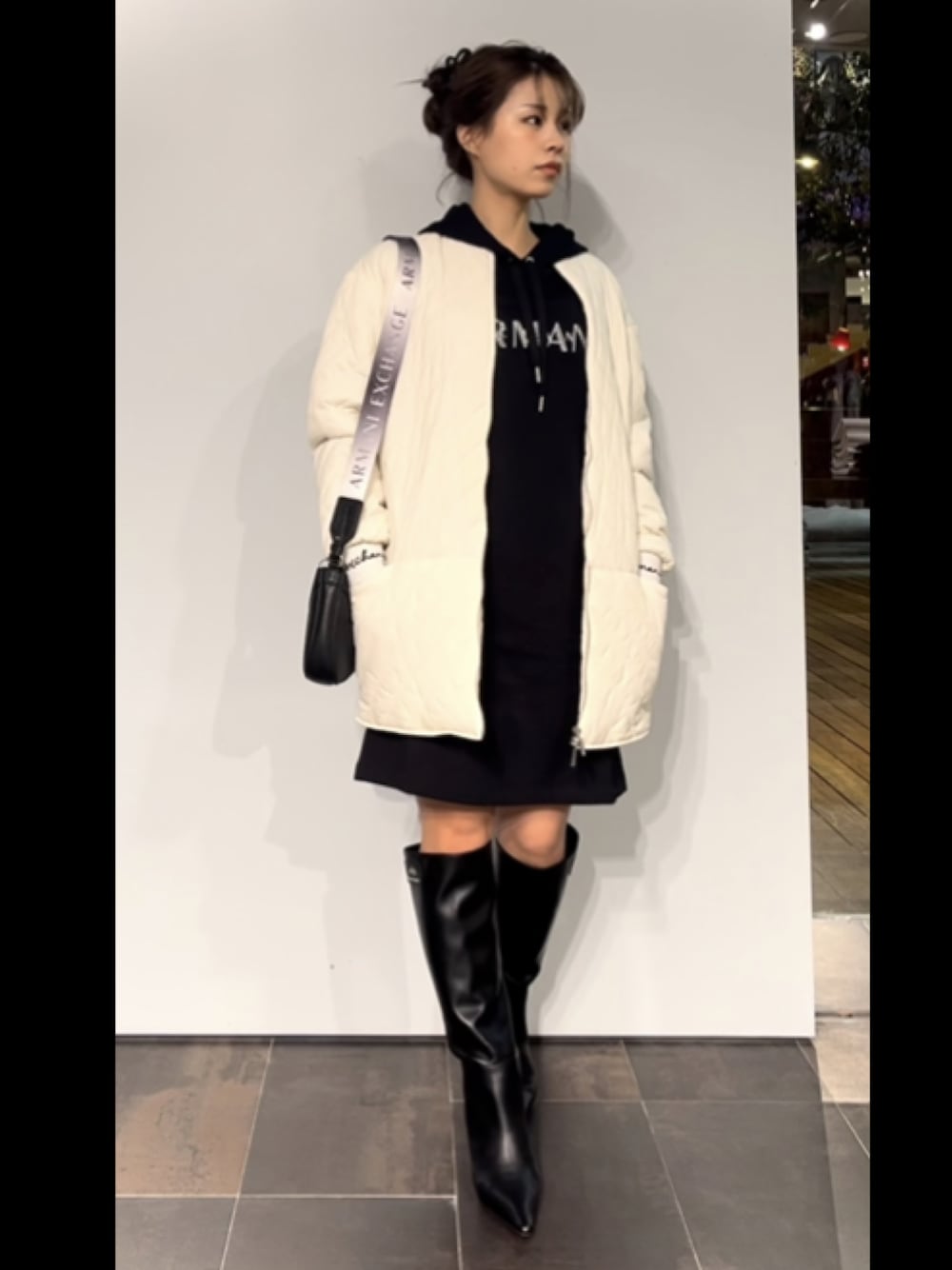 「ARMANIworld、armaniexchange、休日スタイル、シンプルコーデ、シンプル、オトナカジュアル、デニム、ワイドパンツ、シャツスタイル、セットアップ、ベージュ、ワンヒース、キルティング、ブーツ、スポーツミックス」｜「ARMANI EXCHANGEの【A|X アルマーニ エクスチェンジ】A|Xロゴ　ロングブーツ（ブーツ、ブラック系）」を使った、shima🌱エンポリオアルマーニ神戸店さん（レディース・157cm）の冬コーディネートの1枚目の写真