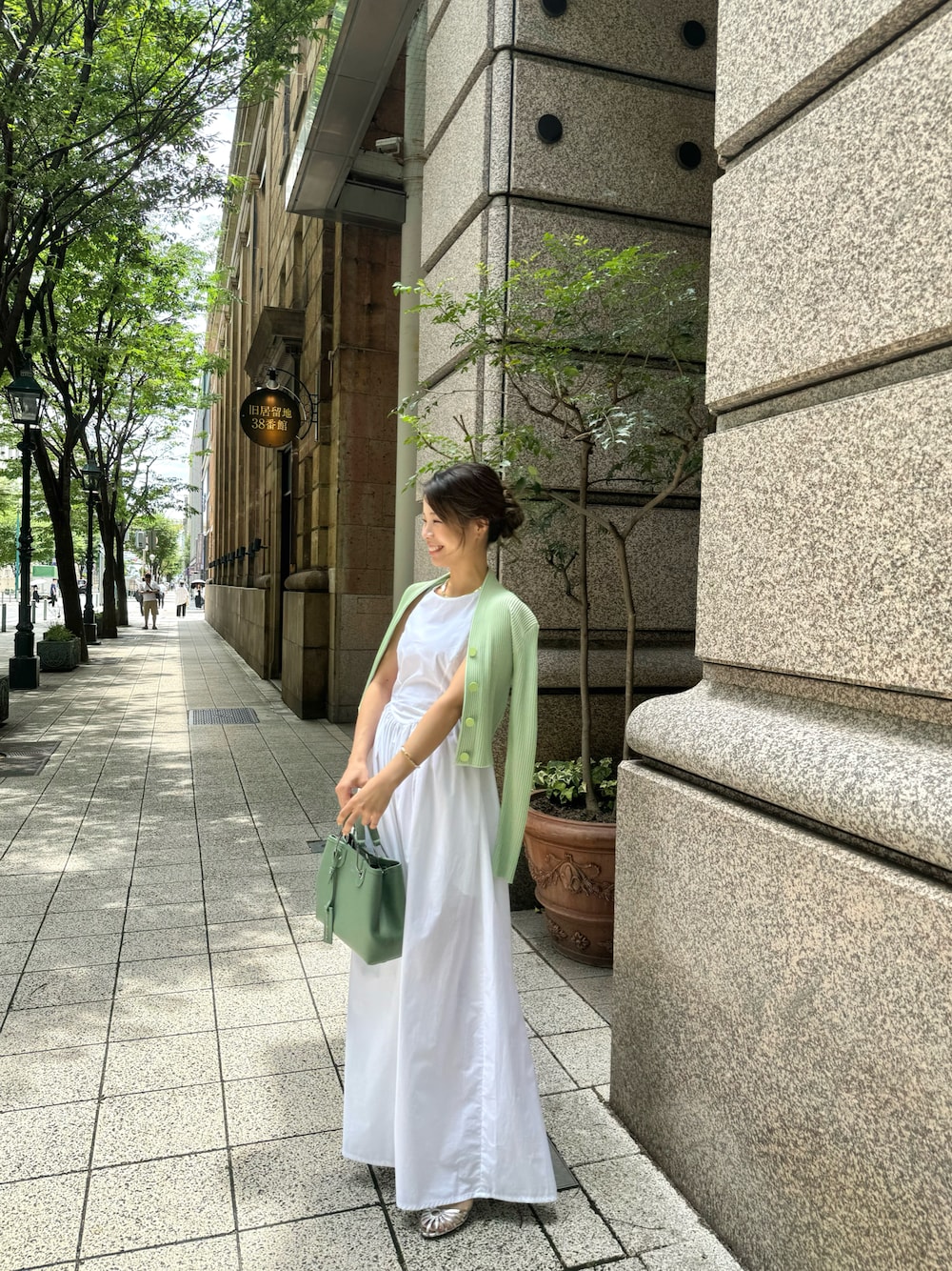 「EMPORIO ARMANI、エンポリオアルマーニ、夏コーデ、レイヤードスタイル、きれいめカジュアル、休日スタイル、ノースリーブ、サンダル、キャミワンピ、ビタミンカラー、テーマパークコーデ、韓国ファッション、ロゴT、ワンピース、カーディガン」｜「EMPORIO ARMANIの【エンポリオ アルマーニ】T字形サンダル ラメレザー製（パンプス、シルバー系）」を使った、shima🌱エンポリオアルマーニ神戸店さん（レディース・158cm）の夏コーディネートの1枚目の写真