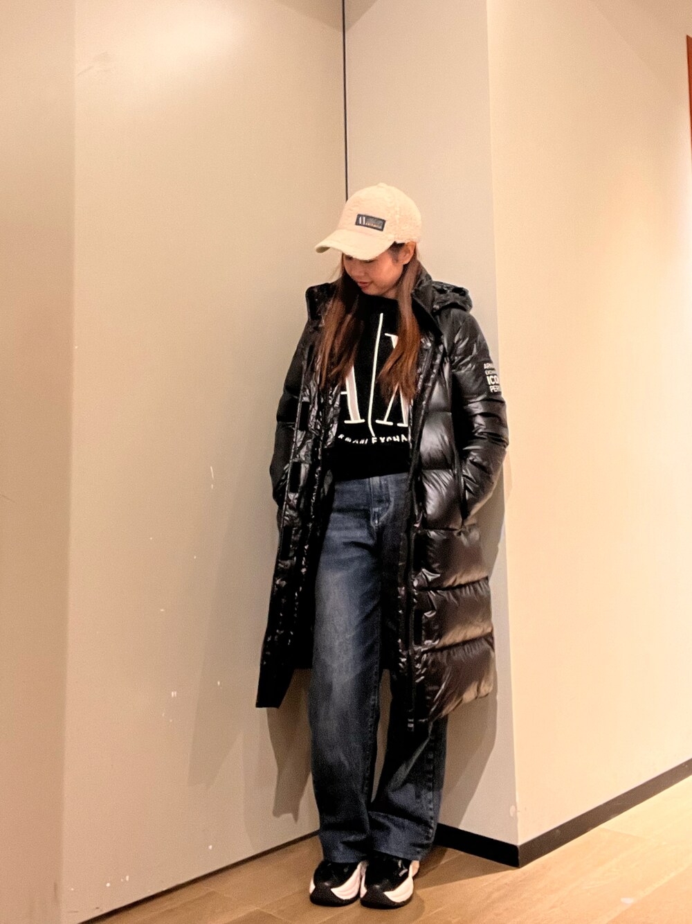 「秋冬コーデ、休日スタイル、オトナ女子、パンツスタイル、シンプル、ダウンコート、アルマーニエクスチェンジ、armaniexchange、AXchanger、AXchange」｜「ARMANI EXCHANGEの【A|X アルマーニ エクスチェンジ】AXロゴ　ボアパネルキャップ（キャップ、ホワイト系）」を使った、N.honさん（レディース・163cm）の冬コーディネートの1枚目の写真