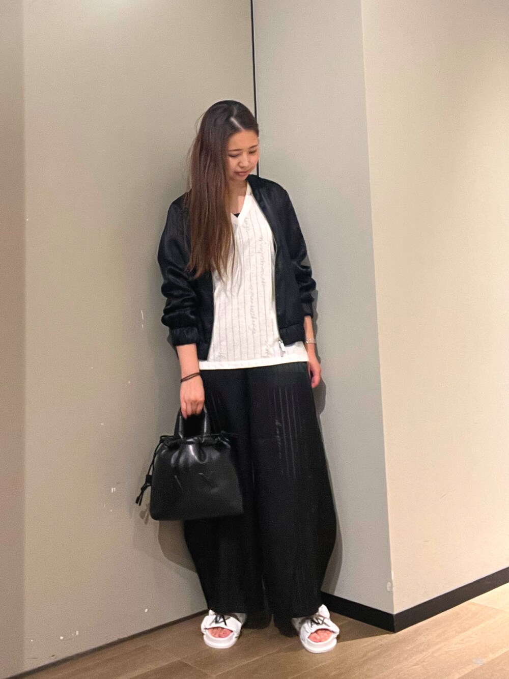 「おでかけコーデ、パンツスタイル、オトナカワイイ、30代コーデ、タンクトップ、みんなの白Tフェス、パンツコーデ、オンライン限定、アルマーニエクスチェンジ、armaniexchange、AXchanger、AXchange」｜「ARMANI EXCHANGEの【A|X アルマーニ エクスチェンジ】ラインロゴ　シースルー半袖VネックTシャツ/REGULAR（Tシャツ/カットソー、ホワイト系）」を使った、N.honさん（レディース・163cm）の夏コーディネートの1枚目の写真