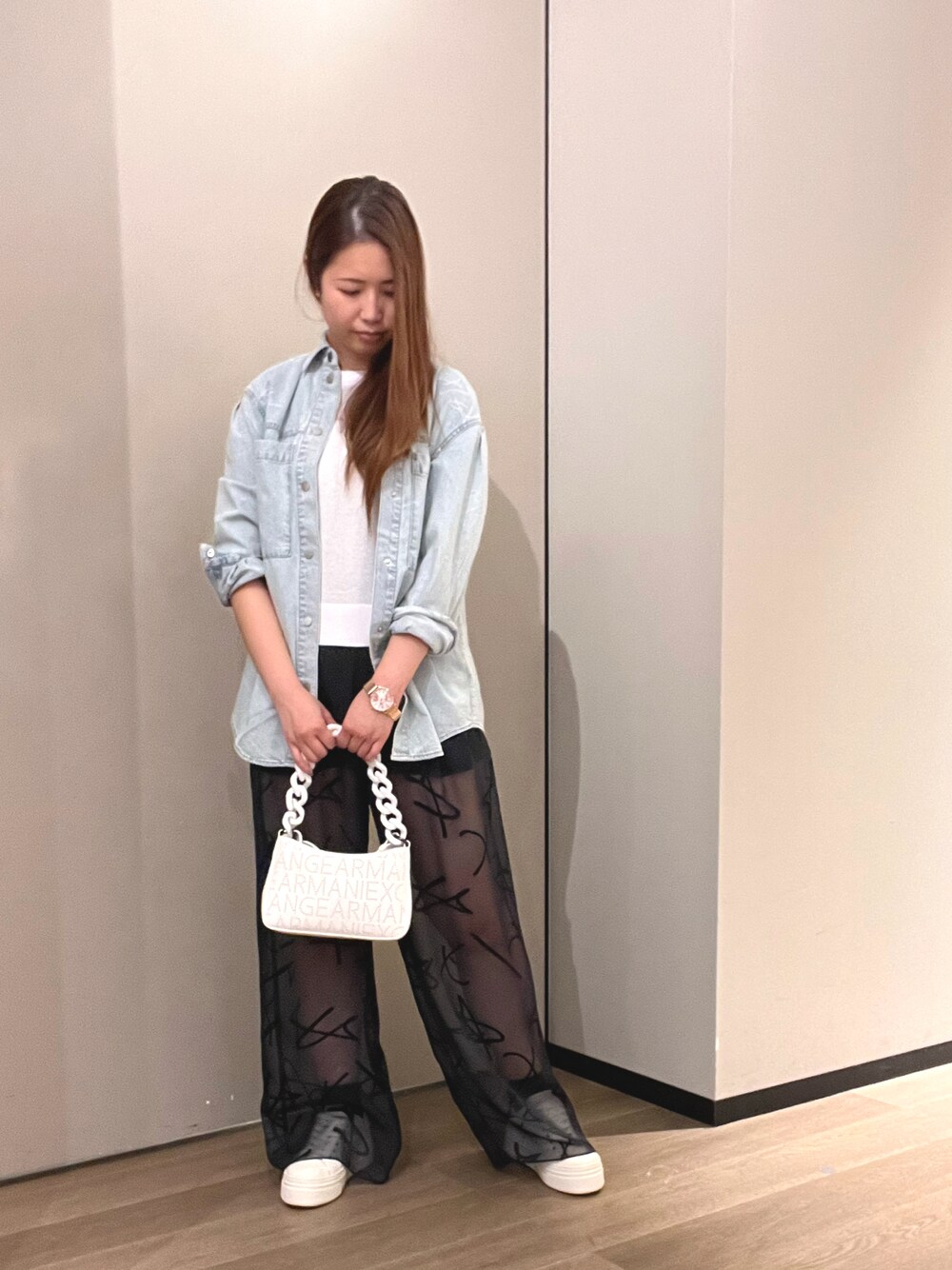 「休日コーデ、お出かけコーデ、大人カジュアル、スニーカー、デニムコーデ、春カラー、30代コーデ、ワイドパンツ、アルマーニエクスチェンジ、armaniexchange、AXchanger、AXchange」｜「ARMANI EXCHANGEの【A|X アルマーニ エクスチェンジ】オールオーバーロゴ　デニムシャツ（シャツ/ブラウス、ブルー系）」を使った、N.honさん（レディース・163cm）の春コーディネートの1枚目の写真