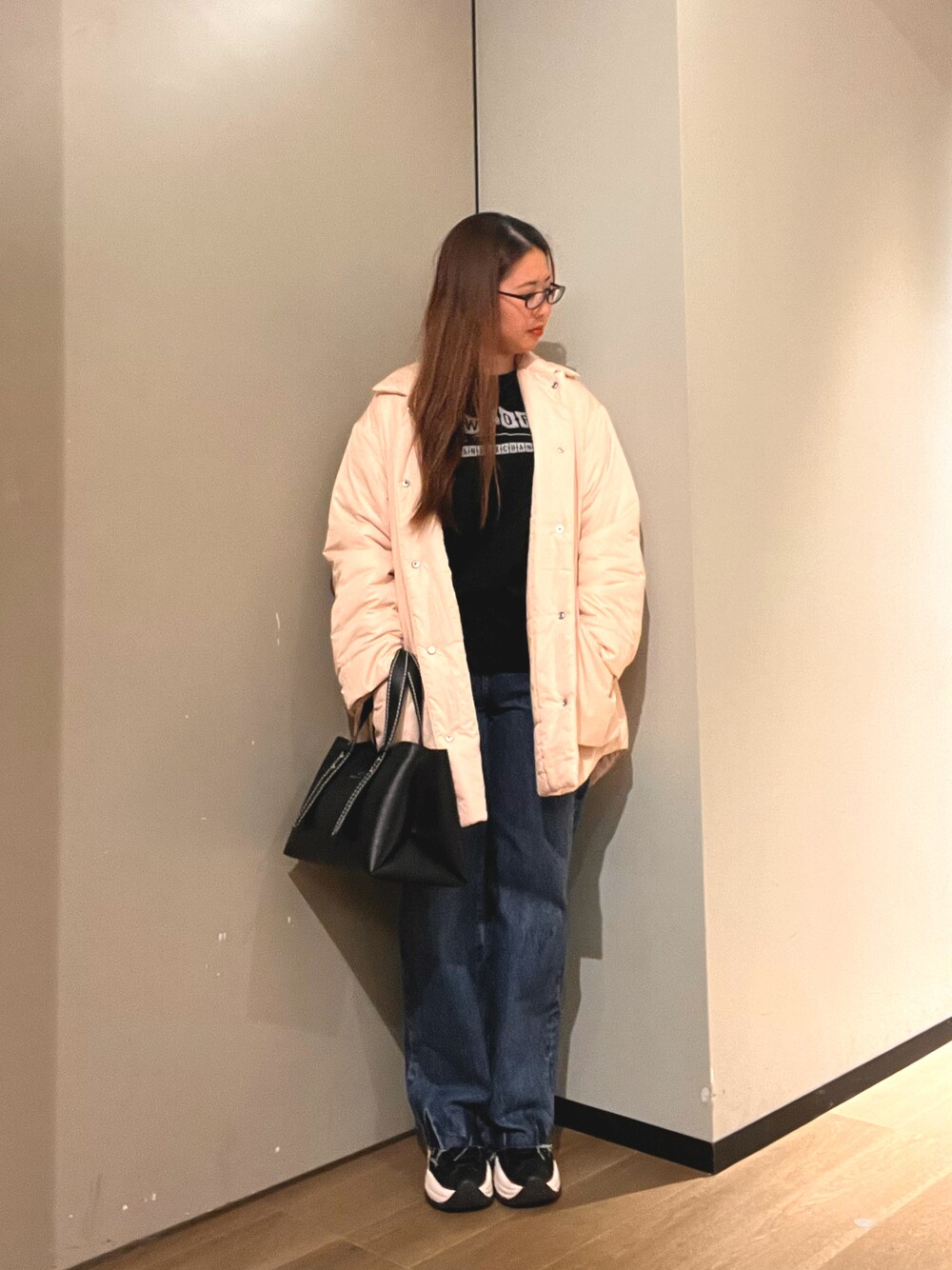 「大人カジュアル、休日スタイル、大人かわいい、オトナカジュアル、デニムコーデ、24ssトレンド」｜「ARMANI EXCHANGEの【A|X アルマーニ エクスチェンジ】デザインロゴ　半袖クルーネックTシャツ/REGULAR（EC限定カラー含）（Tシャツ/カットソー、ブラック系）」を使った、N.honさん（レディース・163cm）の冬コーディネートの1枚目の写真