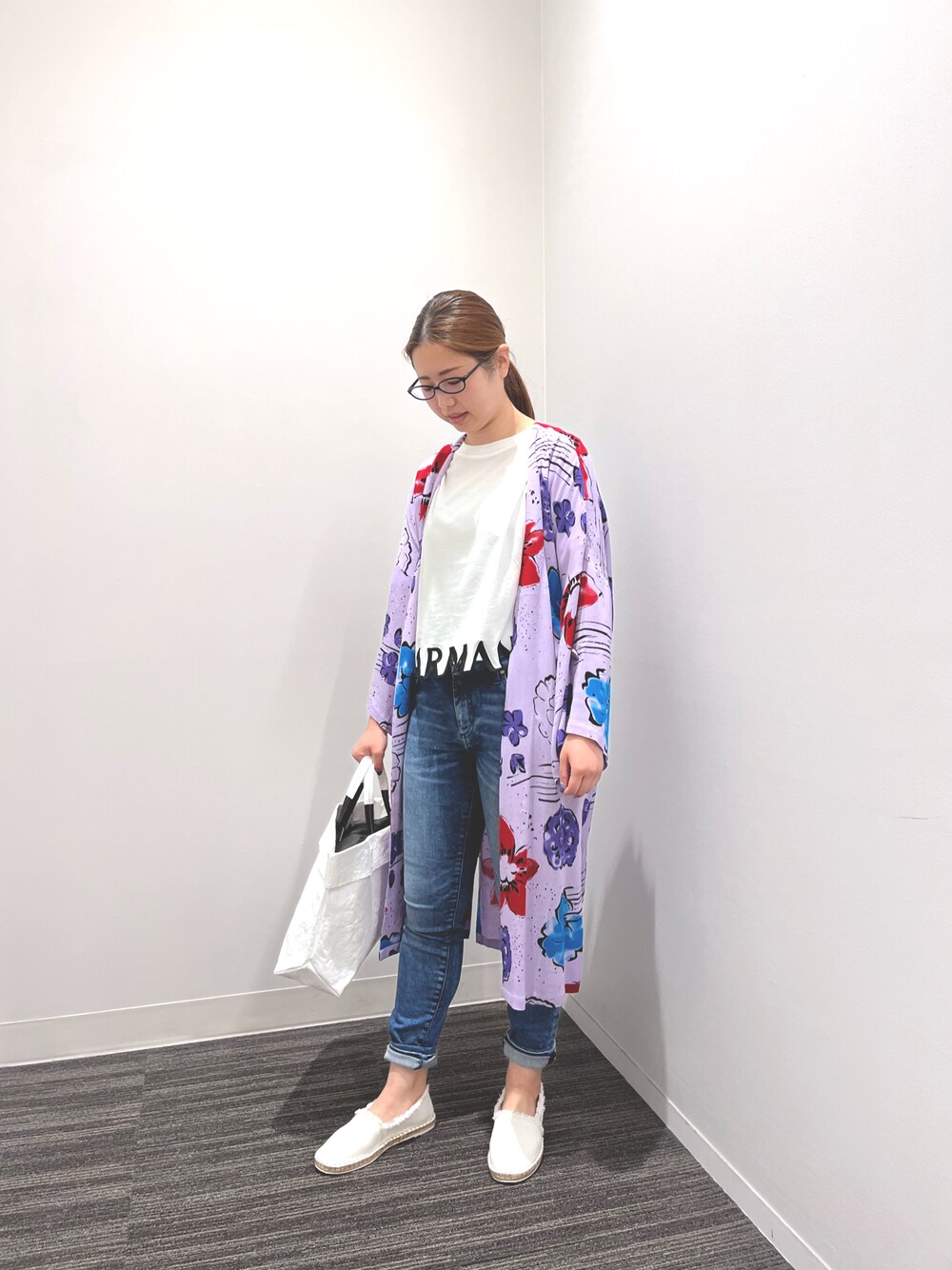 「ARMANIEXCHANGE、AXchanger、アルマーニエクスチェンジ、AXchange、シンプルコーデ、春夏コーデ、オトナ女子、パンツスタイル、オトナカジュアル」｜「ARMANI EXCHANGEの【A|X アルマーニ エクスチェンジ】フラワープリント キモノスリーブローブ（カーディガン/ボレロ、パープル系）」を使った、N.honさん（レディース・163cm）の春コーディネートの1枚目の写真