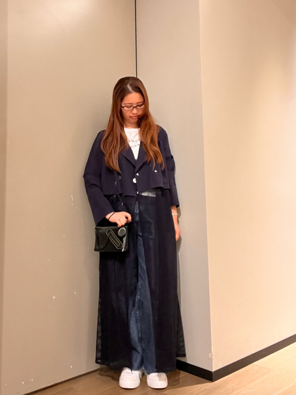 「カーディガン、おでかけコーデ、オトナ女子、春色、大人カジュアルコーデ、スニーカーコーデ、カジュアルスタイル、パンツスタイル、デニムコーデ、アルマーニエクスチェンジ、AXchanger、AXchange、armaniexchange」｜「ARMANI EXCHANGEの【A|X アルマーニ エクスチェンジ】＜ZOZO限定＞AXロゴ　半袖クルーネックTシャツ/SLIM（Tシャツ/カットソー、ホワイト系）」を使った、N.honさん（レディース・163cm）の春コーディネートの1枚目の写真