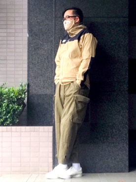 「ホワイトスニーカー」｜「アイテム（マウンテンパーカー）」を使った、フラッシュさん（メンズ・170cm）の夏コーディネート