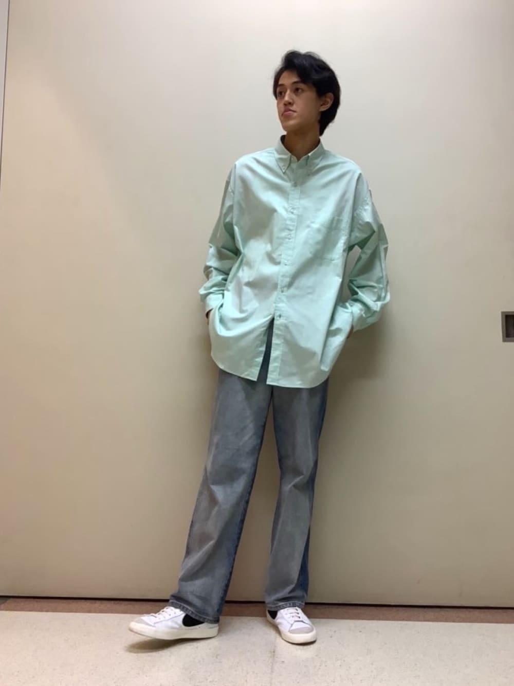 グリーン系のシャツ/ブラウスを着用したレディースの秋コーディネートの1枚目の写真