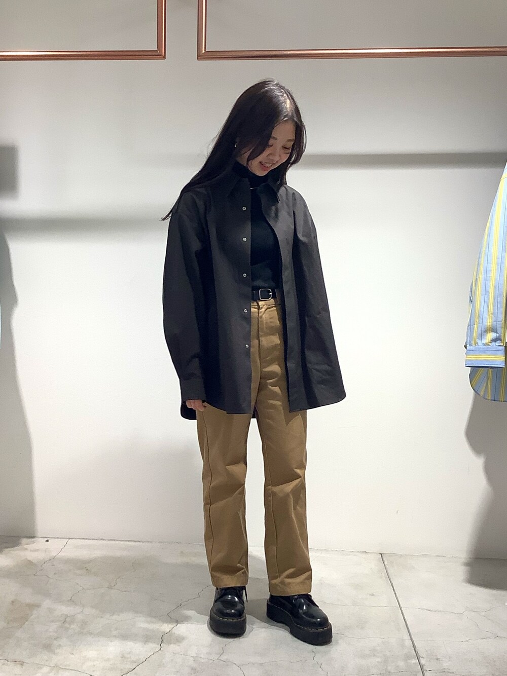 グレー系のシャツ/ブラウスを着用したレディースの冬コーディネートの1枚目の写真