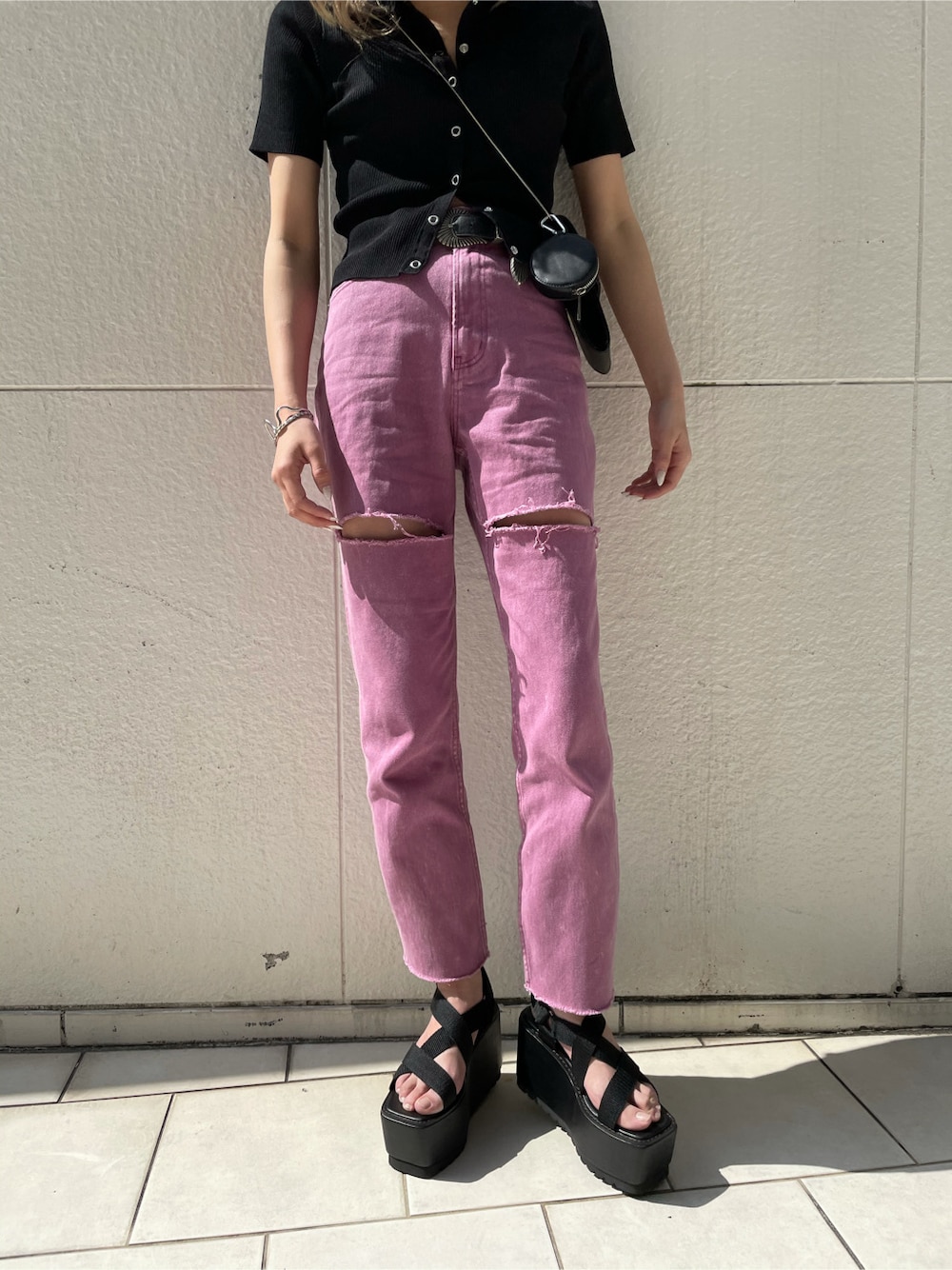 C5332 艶T×パープルパンツコーデ 紫パンツコーデ11選】パープルに合うトップスの色は？｜デートや