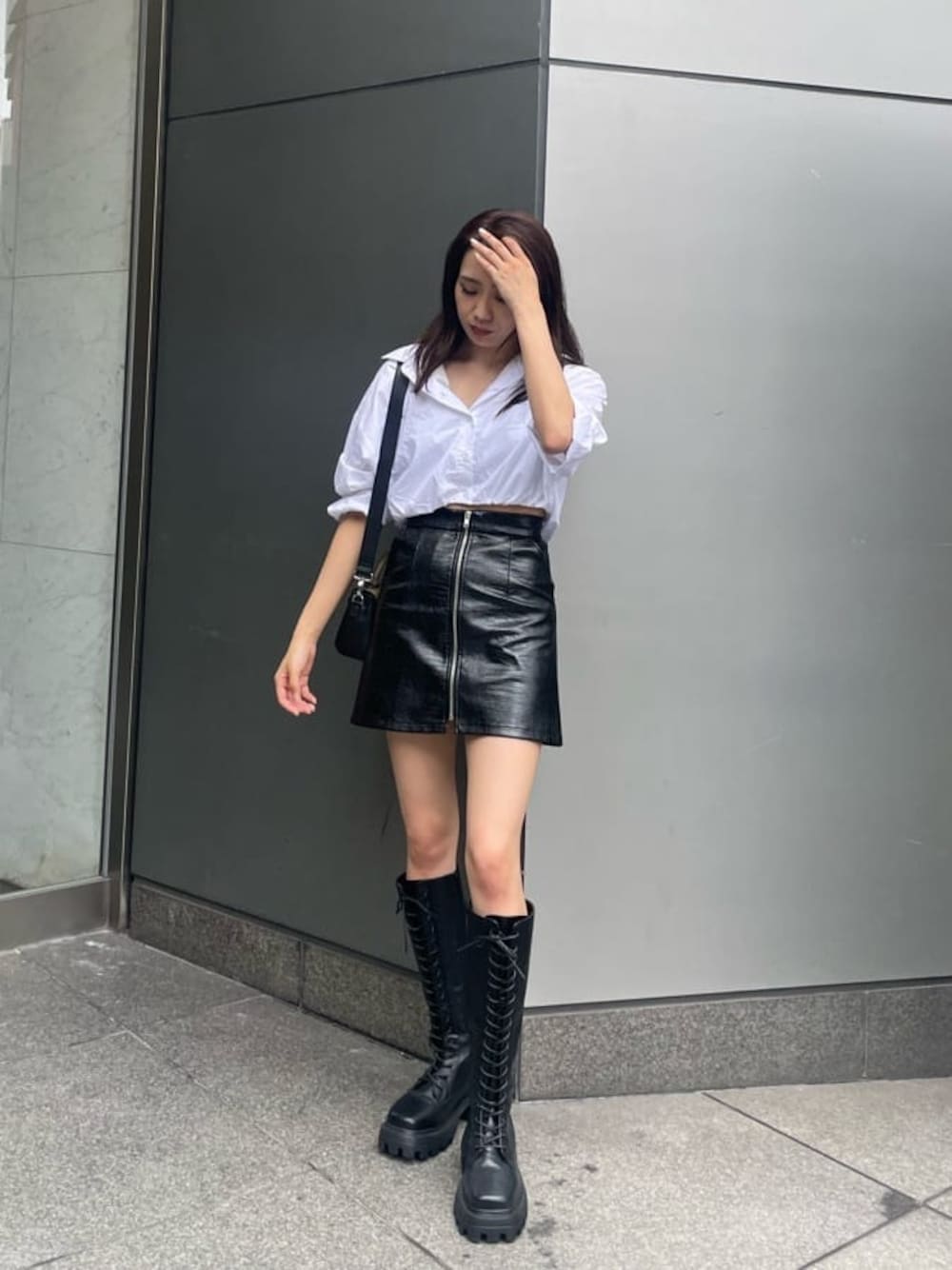 ブラック系のブーツ、ホワイト系のシャツ/ブラウス、ブラック系のスカートを着用したレディースの夏コーディネートの1枚目の写真