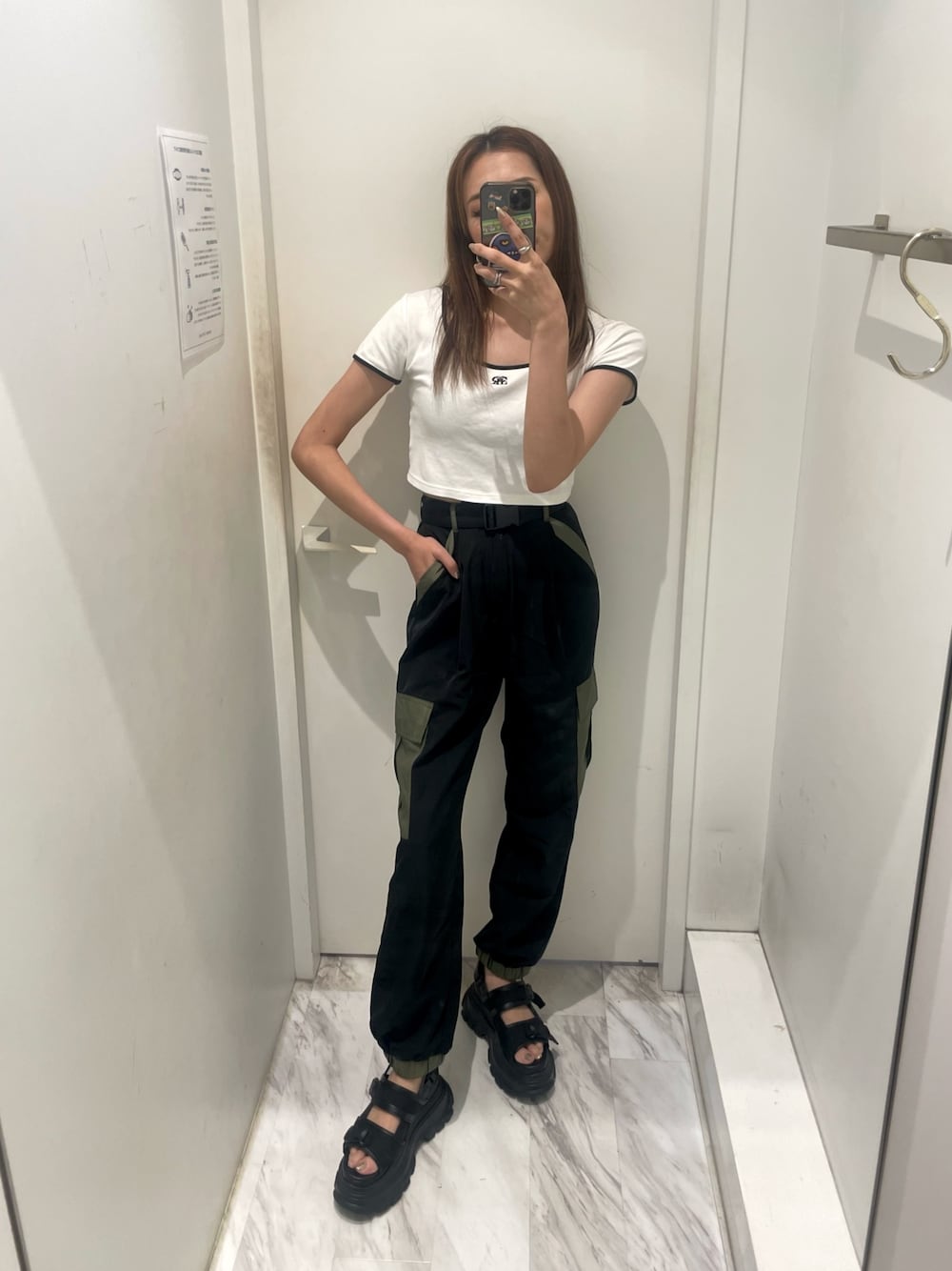 ホワイト系のTシャツ/カットソー、ブラック系のその他パンツ、ブラック系のサンダルを着用したレディースの夏コーディネートの1枚目の写真