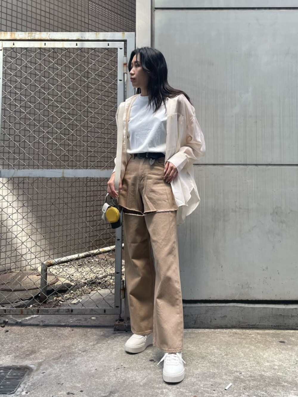 ホワイト系のTシャツ/カットソー、ホワイト系のスニーカー、ホワイト系のシャツ/ブラウスを着用したレディースの夏コーディネートの1枚目の写真