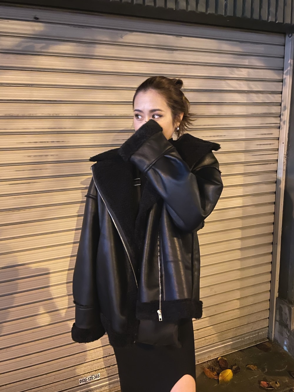 ブラック系のブルゾン、ブラック系のワンピース、ブラック系のブーツを着用したレディースの冬コーディネートの1枚目の写真