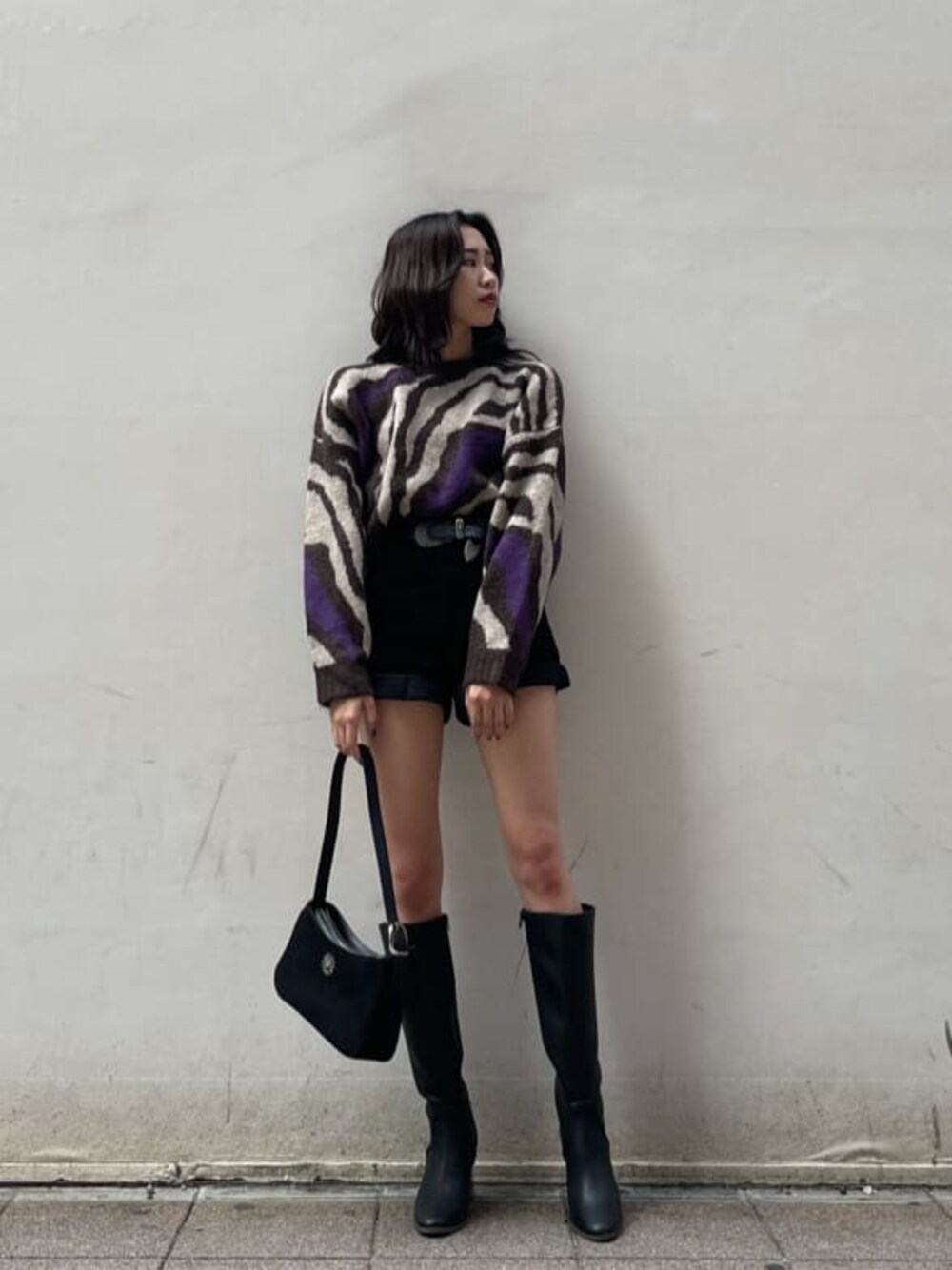 ブラック系のその他パンツ、ブラック系のブーツ、ブラック系のショルダーバッグを着用したレディースの秋コーディネートの1枚目の写真