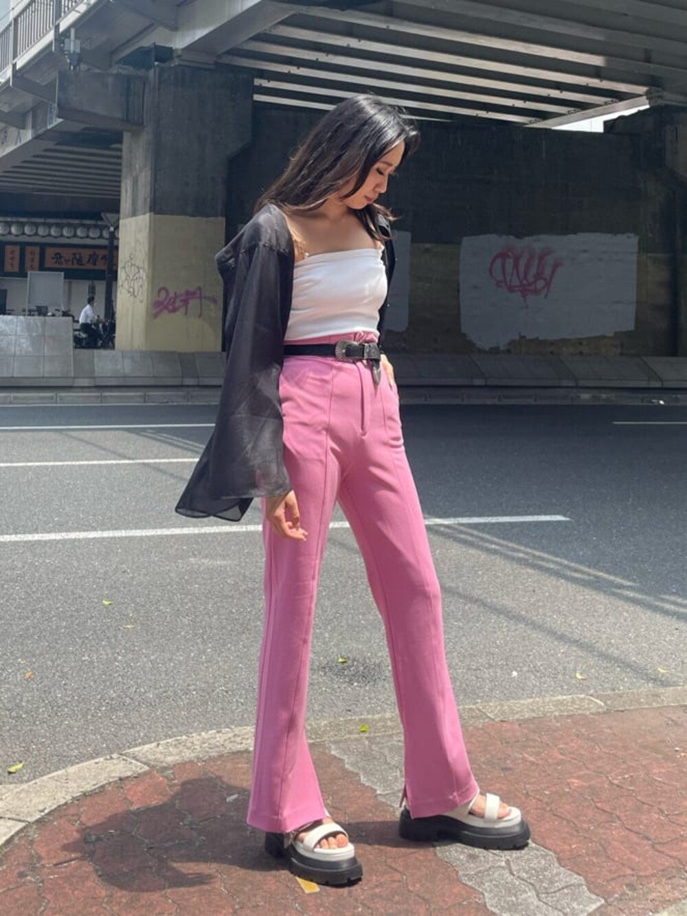 ピンク系のその他パンツ、ブラック系のシャツ/ブラウス、ホワイト系のキャミソールを着用したレディースの夏コーディネートの1枚目の写真